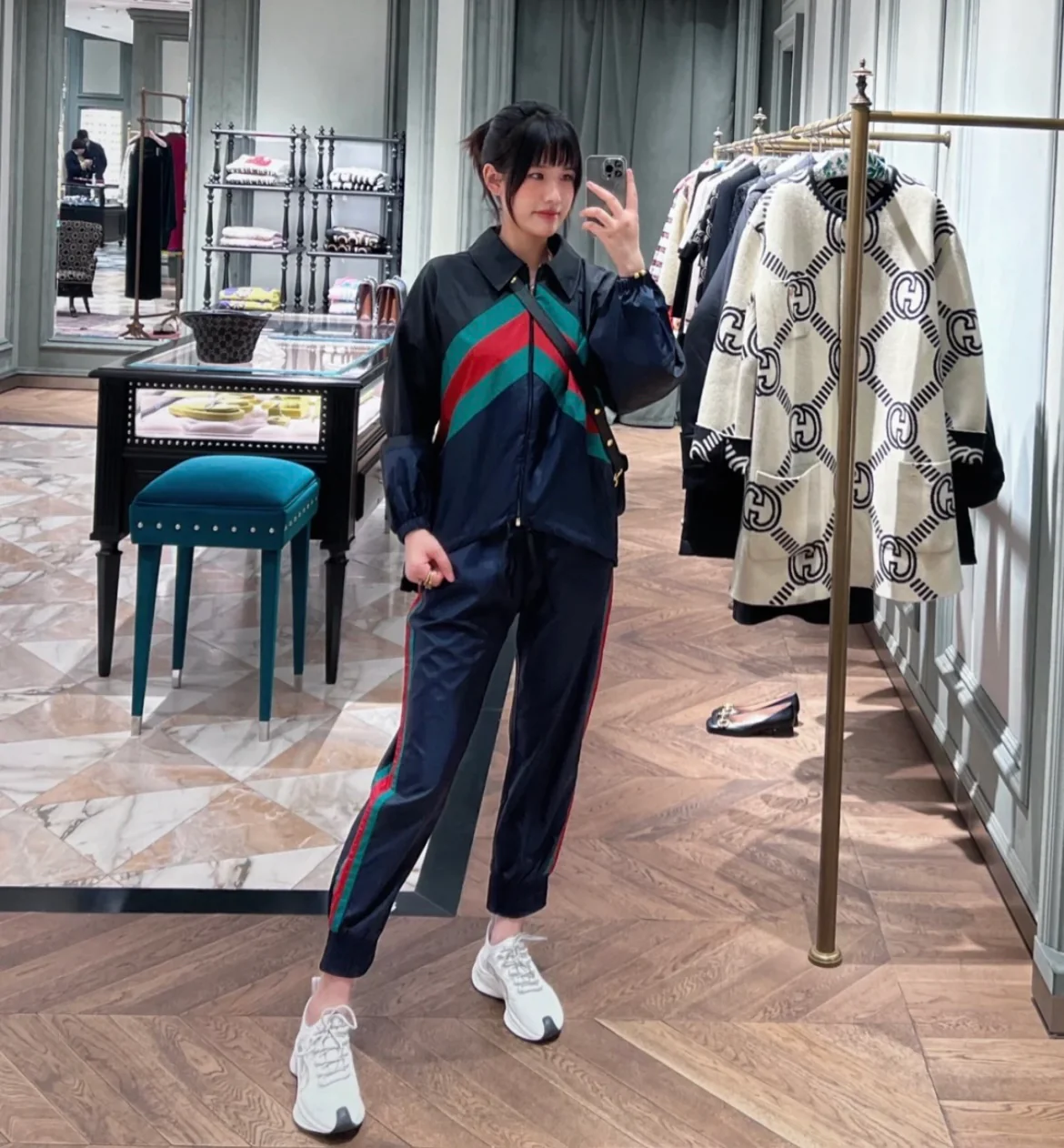 Сумка-седло Gucci 1955 с пряжкой в ??виде подковы — черная джинсовая ткань.