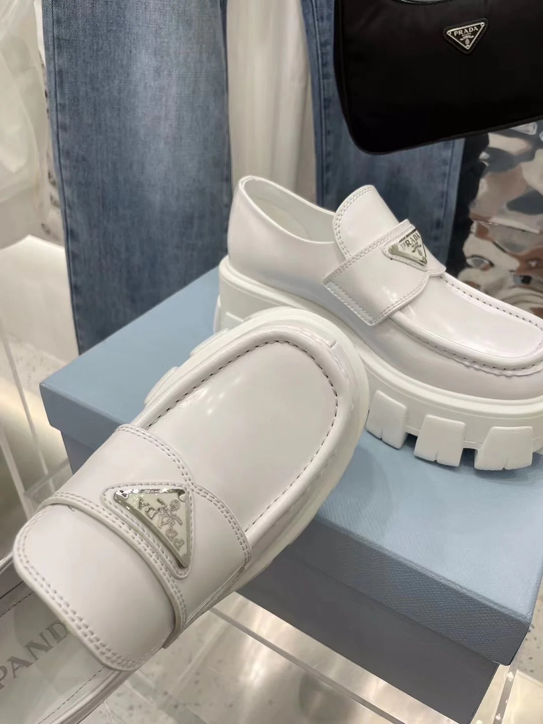 Лоферы на платформе Prada 2024 - белые