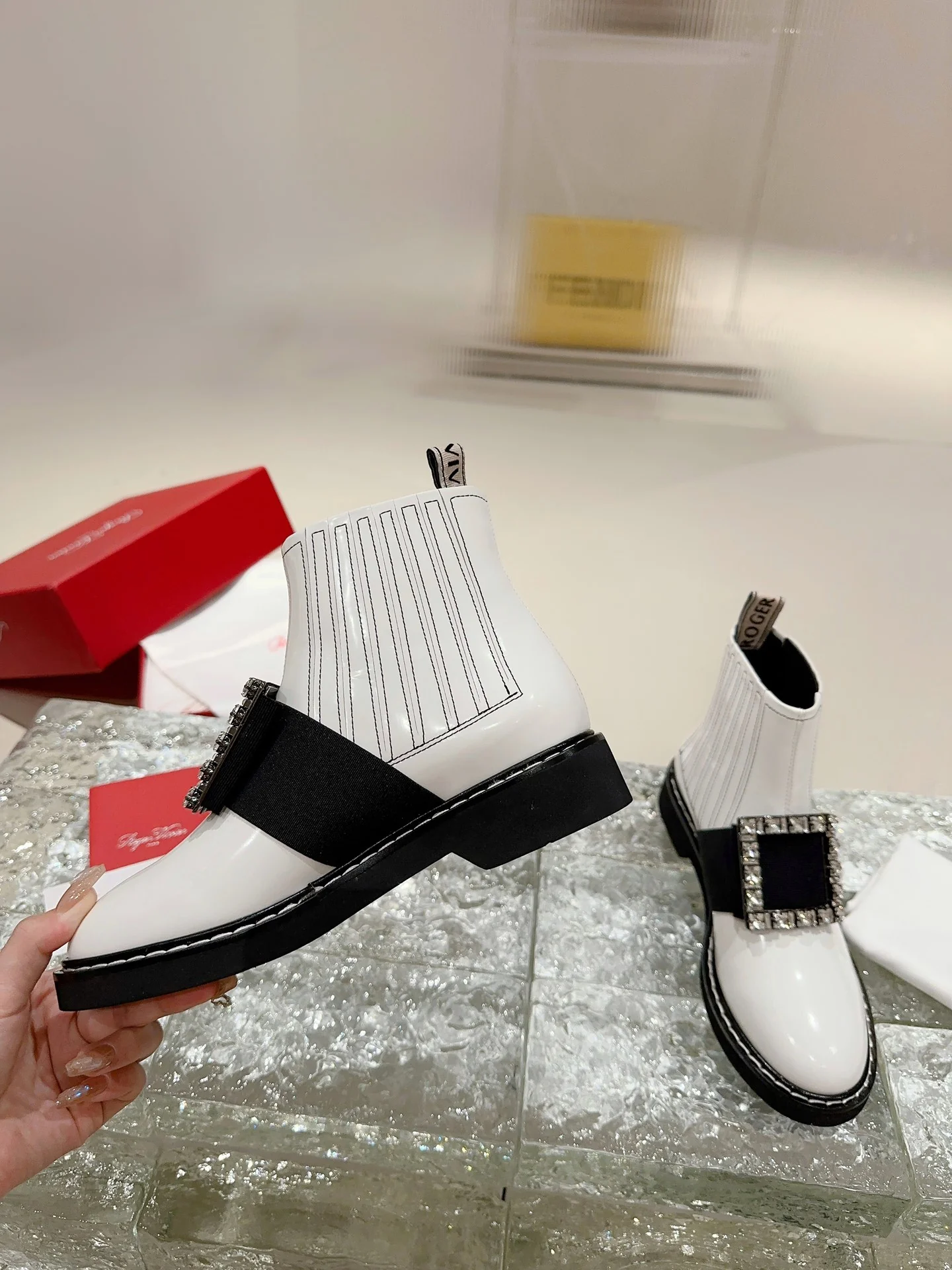 Ботильоны с квадратным носком и пряжкой - 2024 - Ботильоны с металлической пряжкой - Белые