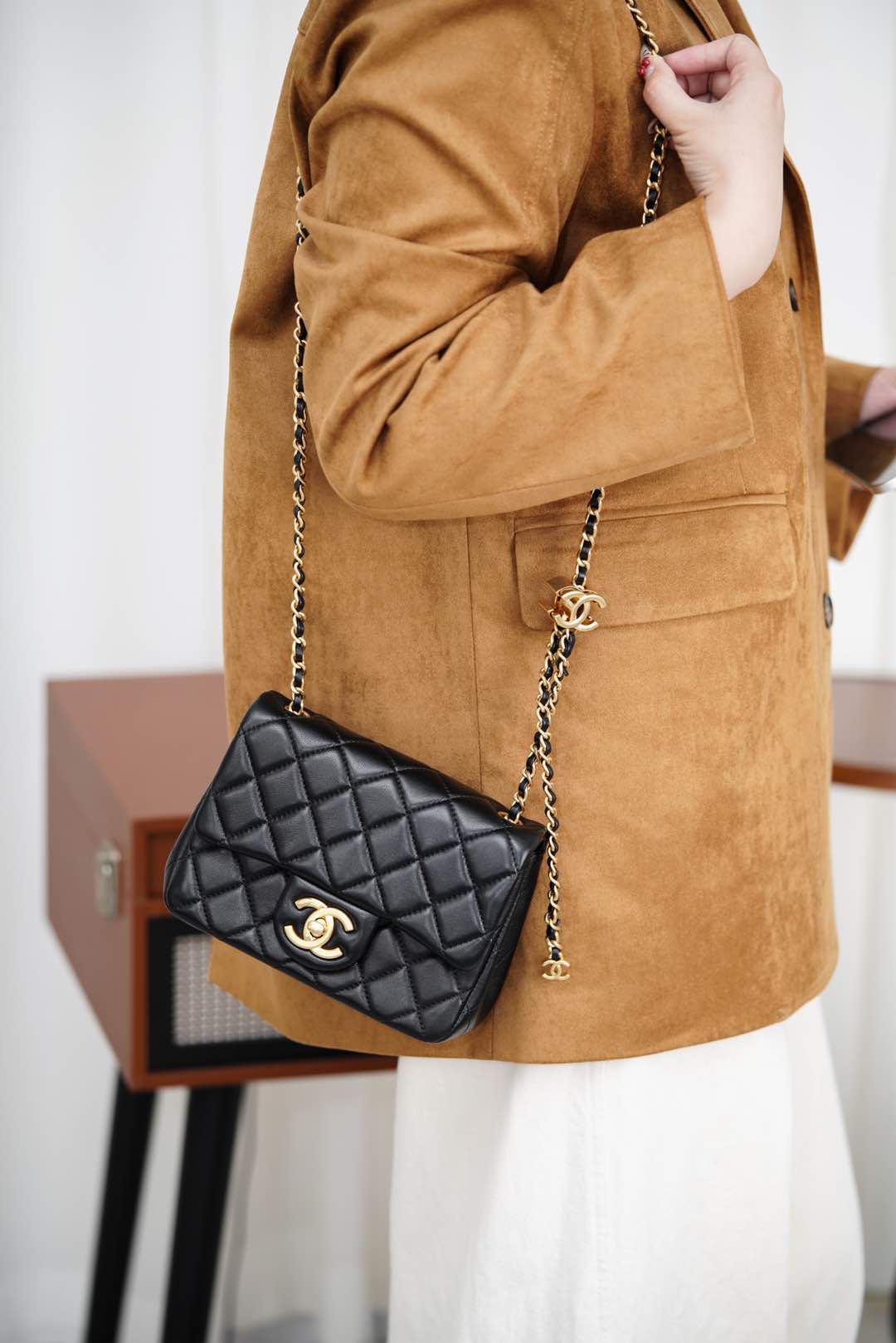 Сумка Chanel 25B Double C Chain Square Fat Bag - черная, маленькая, с золотой пряжкой.