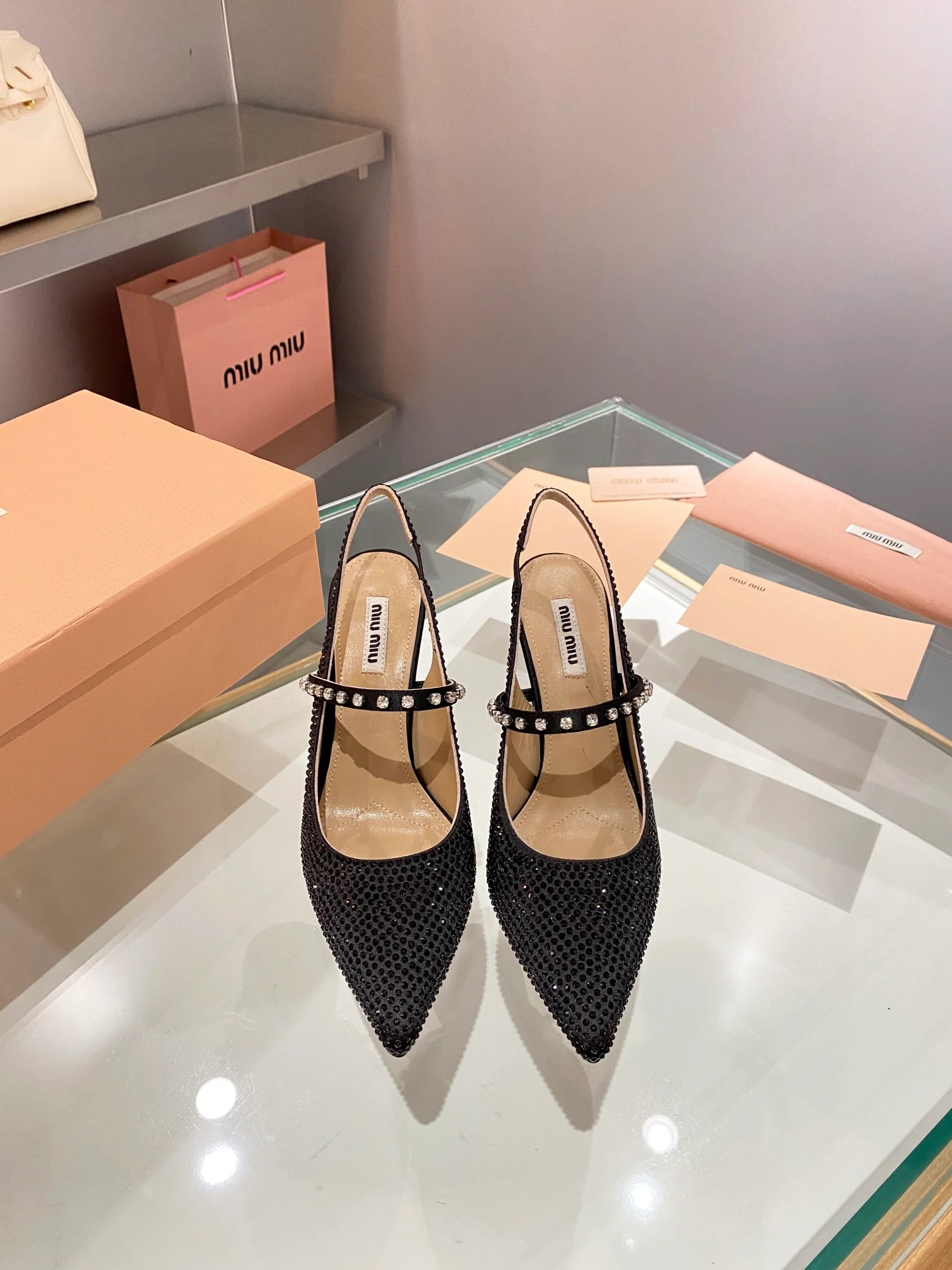 Туфли Miu Miu с острым носком и кристаллами - высота каблука 8-5 см.