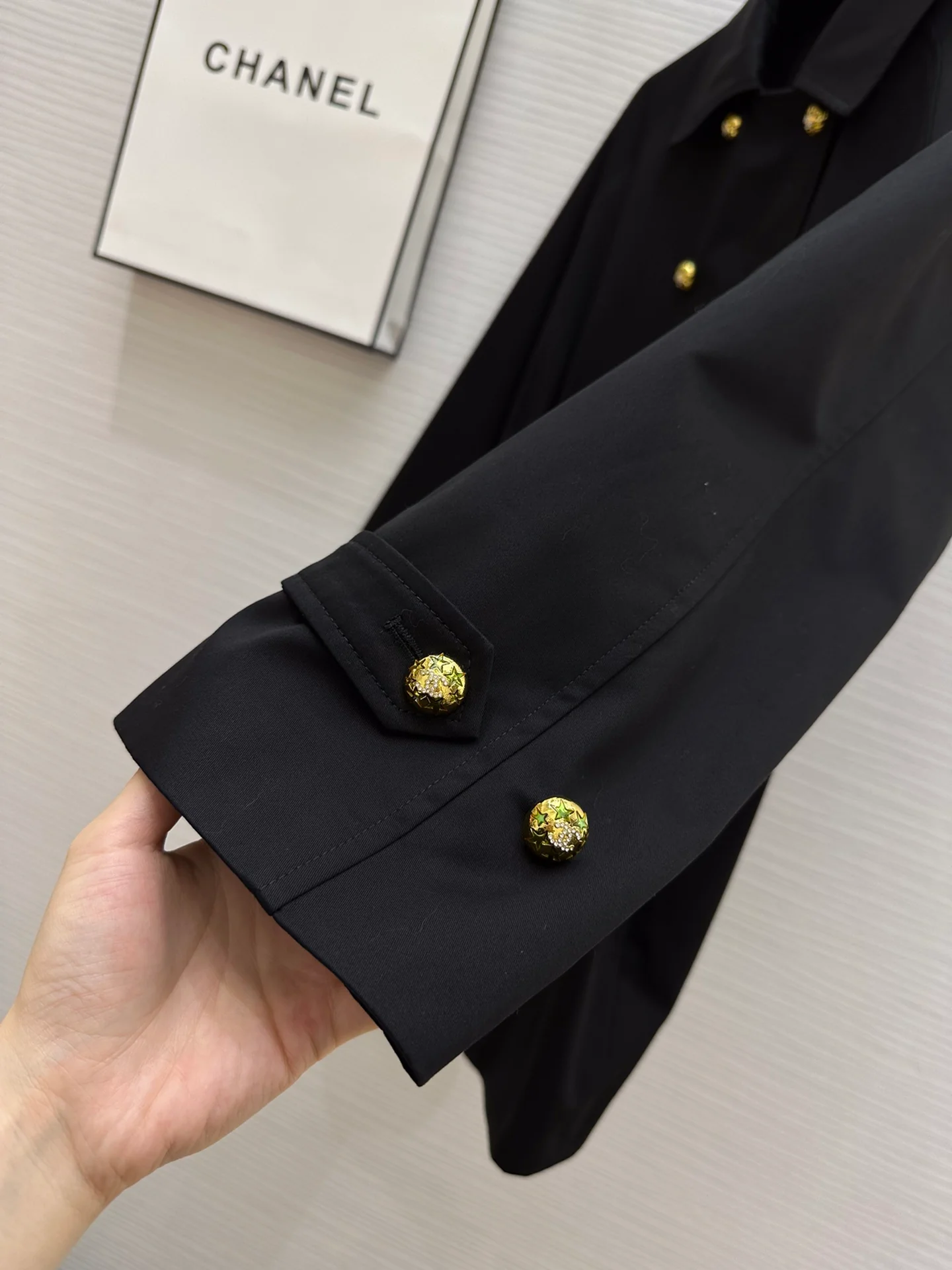 Тренч Chanel 2403-24 Весна/Лето, новый, с двубортной отделкой цепочками, черный.