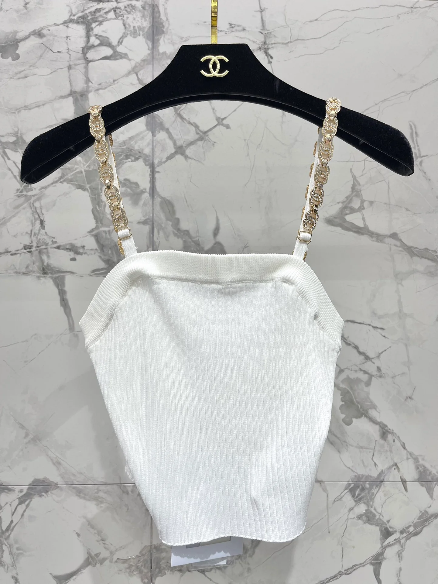 Chanel 2403-24 Летняя новинка: вязаная кофточка ручной работы с цепочкой, стильная и универсальная, белая.