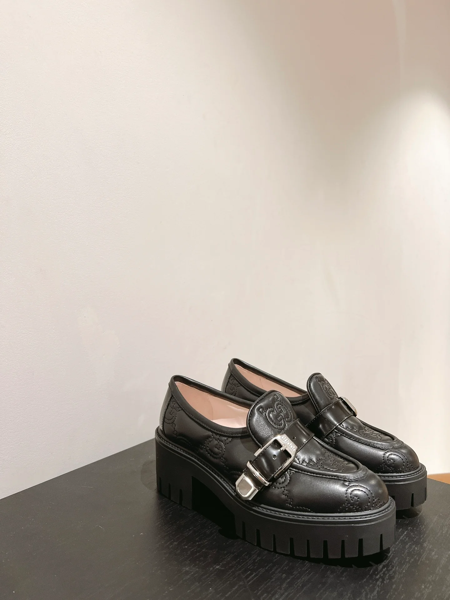 Лоферы Gucci с тиснением