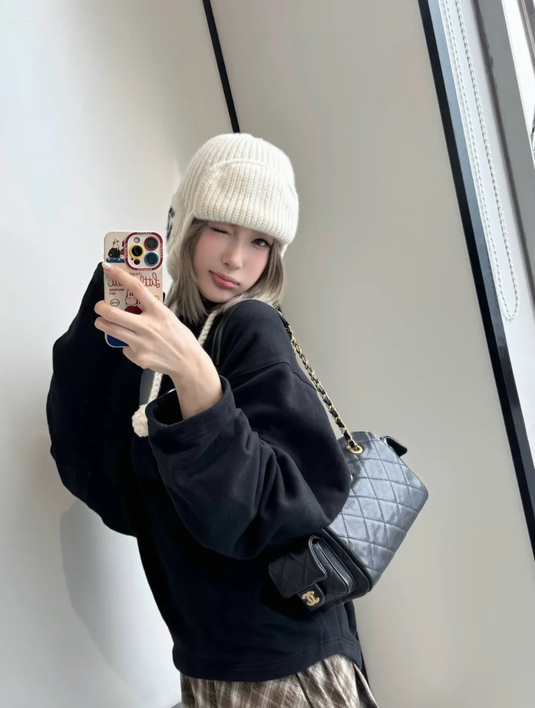 Сумка-боулинг Chanel 25k с двумя карманами — черная кожа с золотой пряжкой и маленьким шариком.