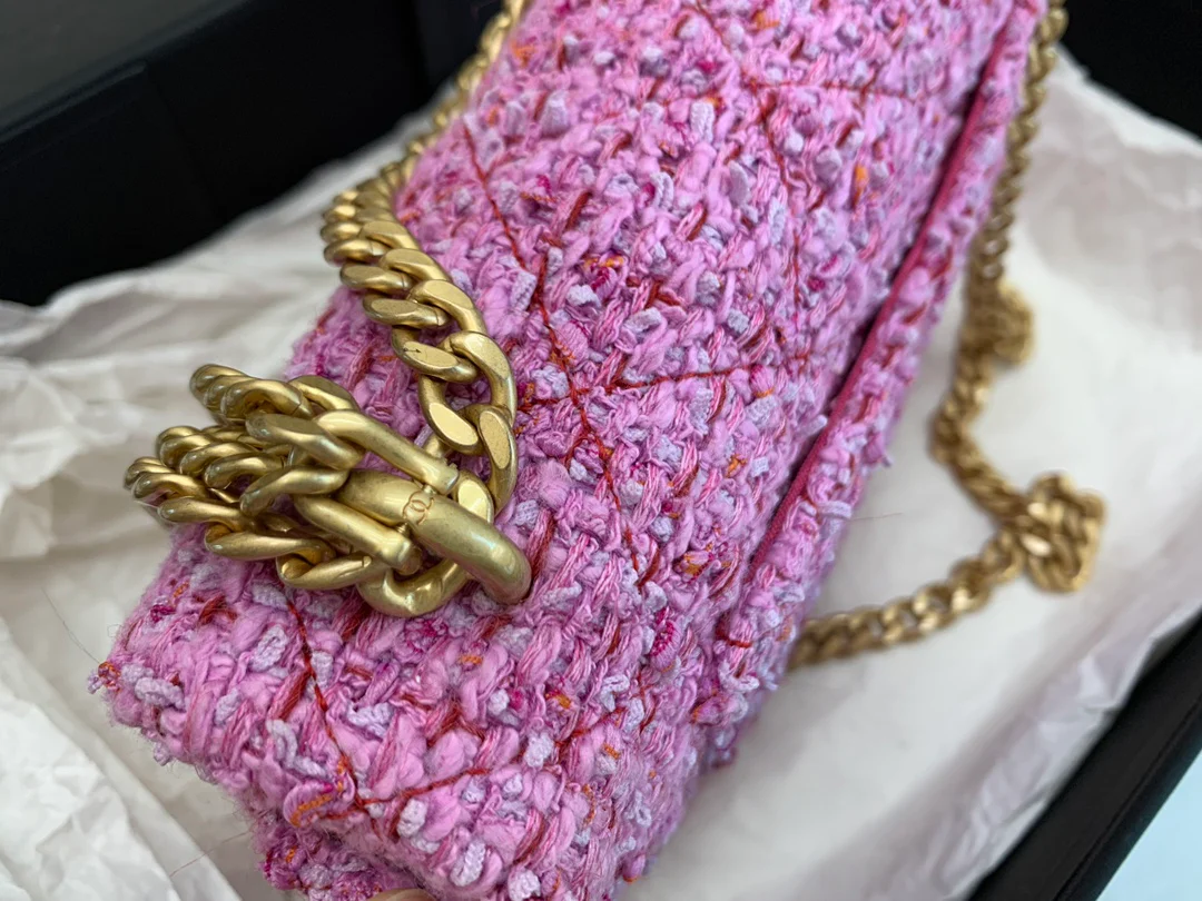 Новинка 2022 года от Chanel - квадратная сумка-клатч с эмалированной пуговицей, 18 см.