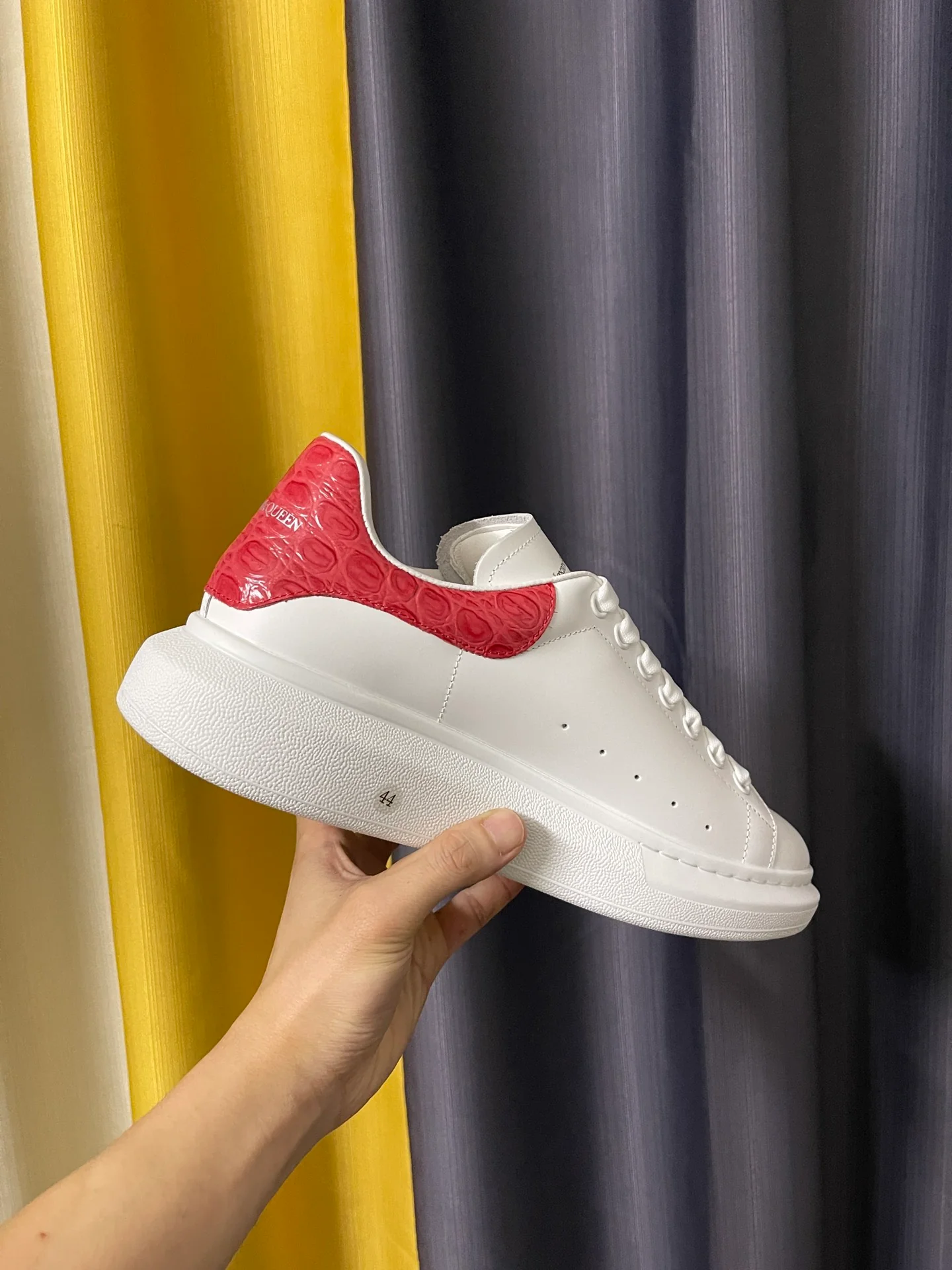 Классические белые кроссовки McQueen - унисекс - каблук с красной крокодиловой полосой