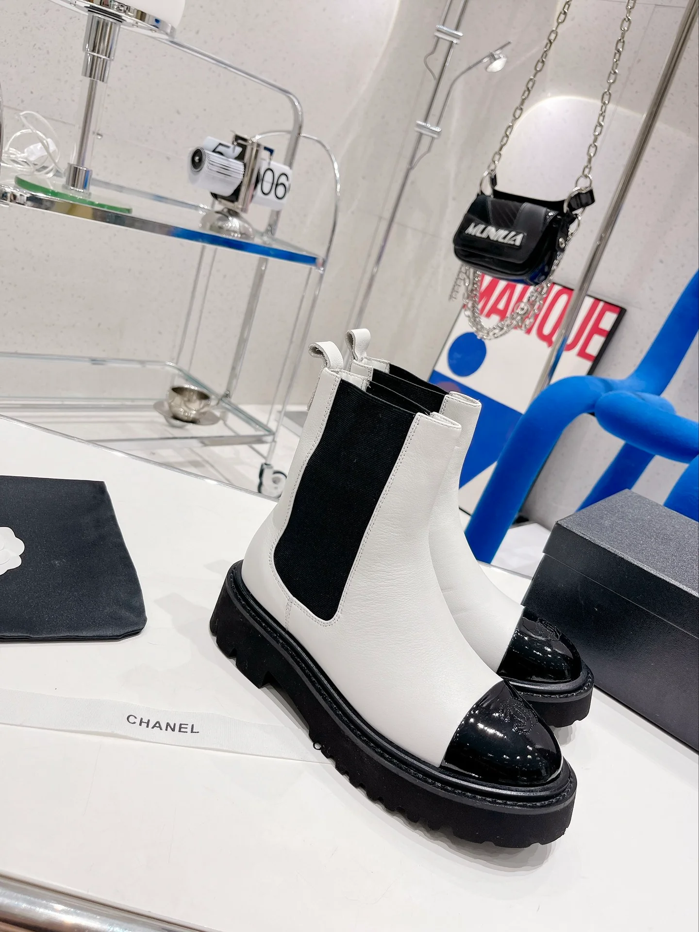 Новинка сезона осень/зима 2022 от Chanel - Ботинки челси на молнии - Белые