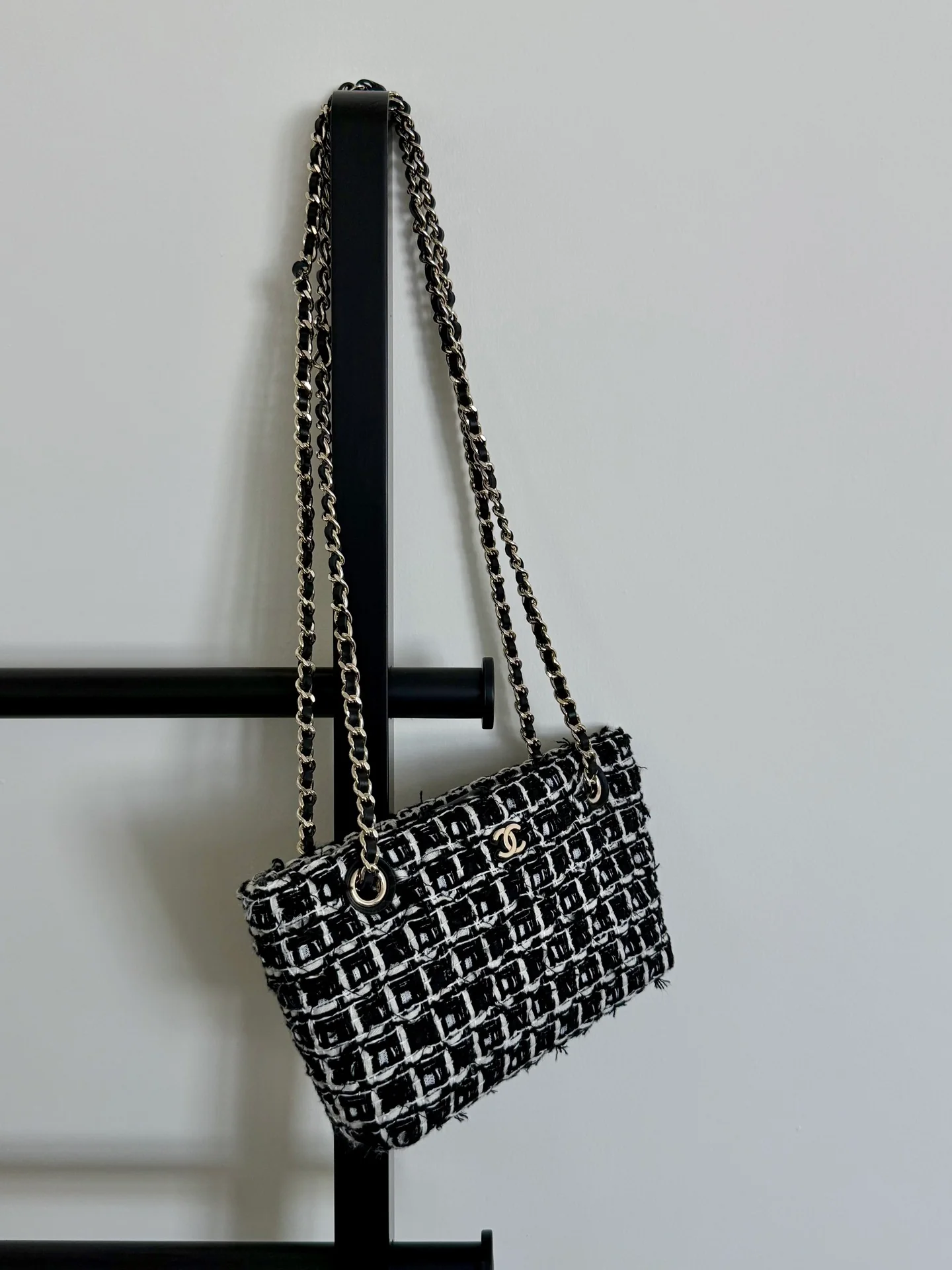 Мини-сумка Chanel 25c из черной шерсти