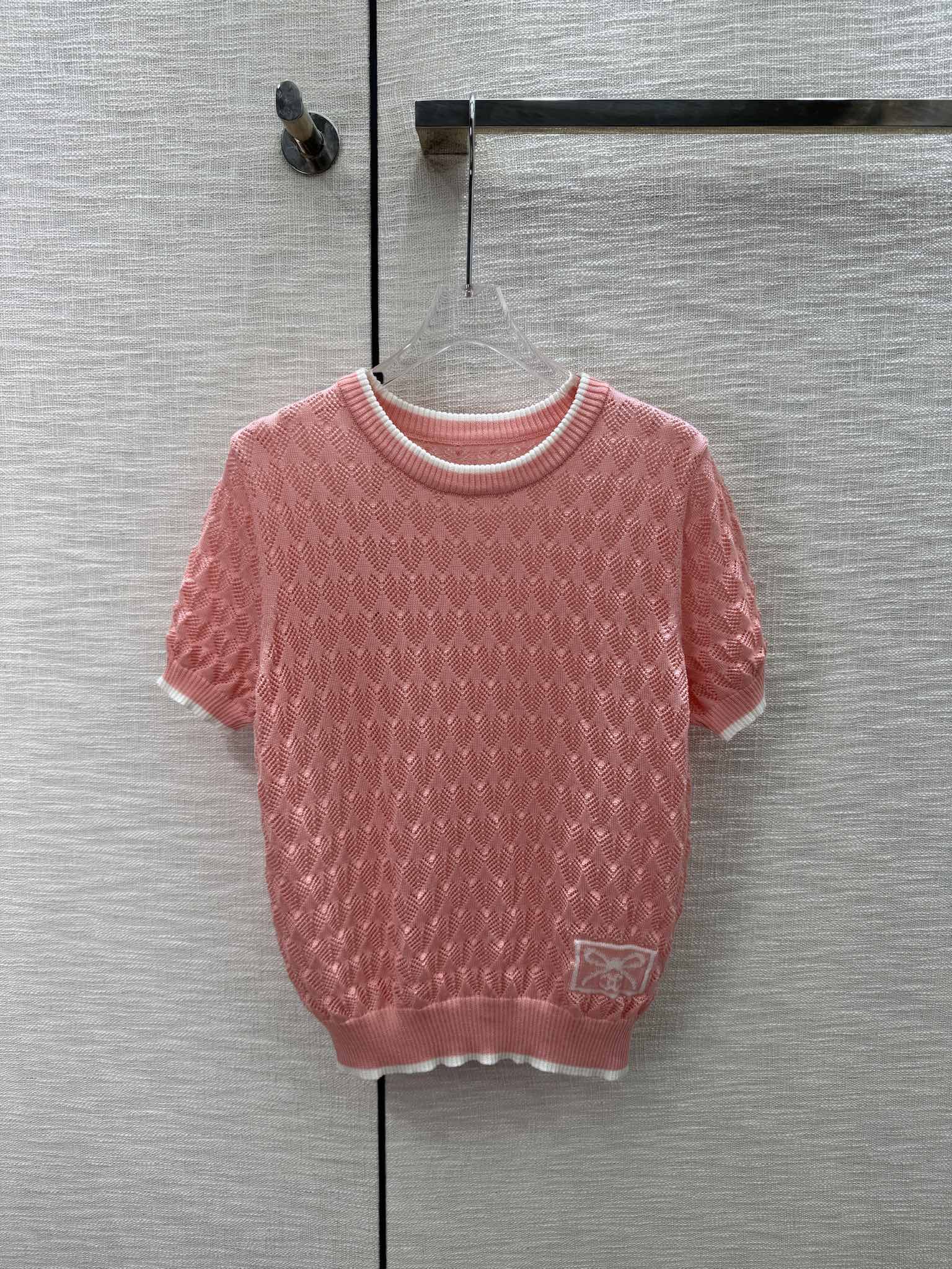 Chanel 2404 - Трикотажная рубашка с короткими рукавами и логотипом в стиле колор-блок - Розовая