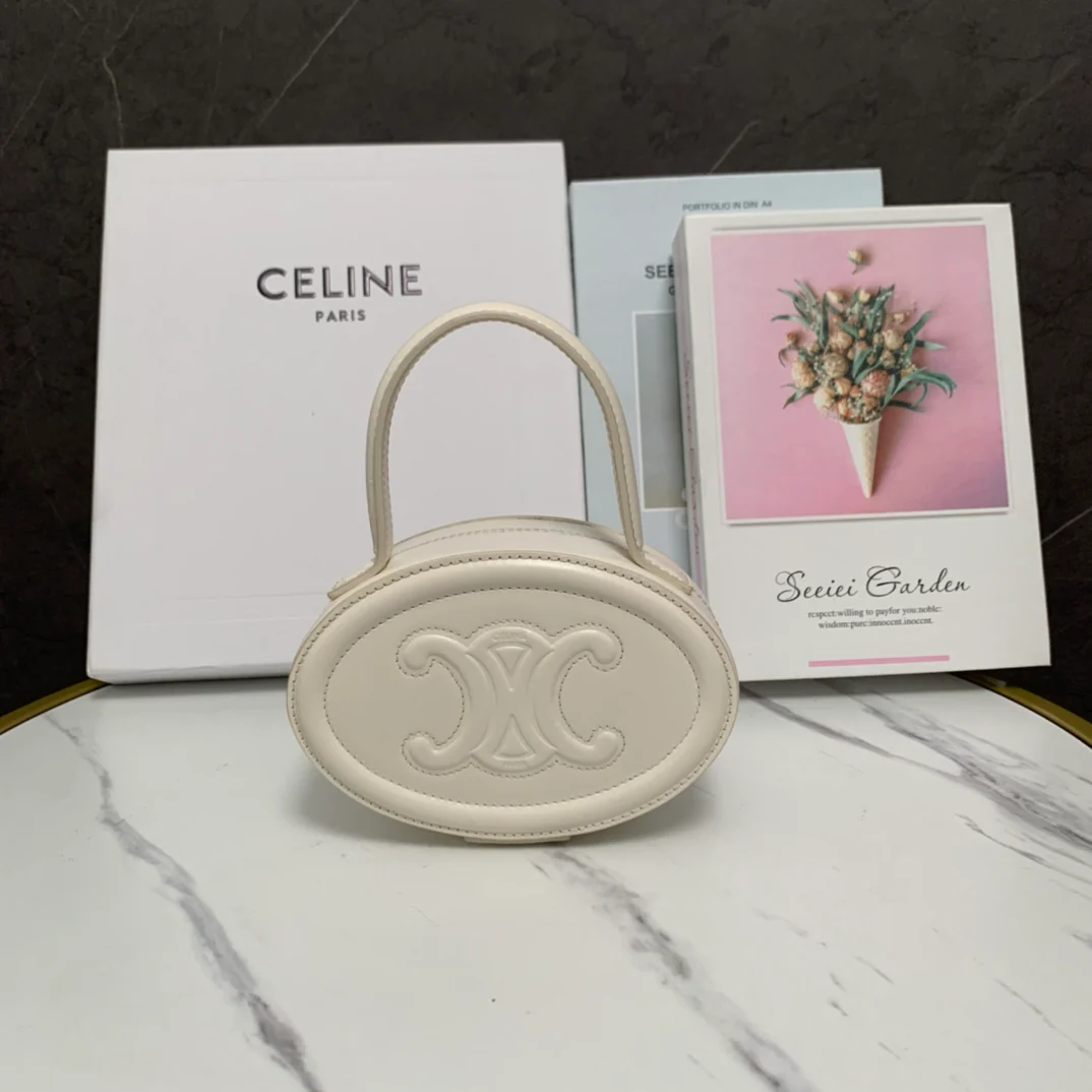 Мини-сумочка Celine в форме лунного пирога, белая.