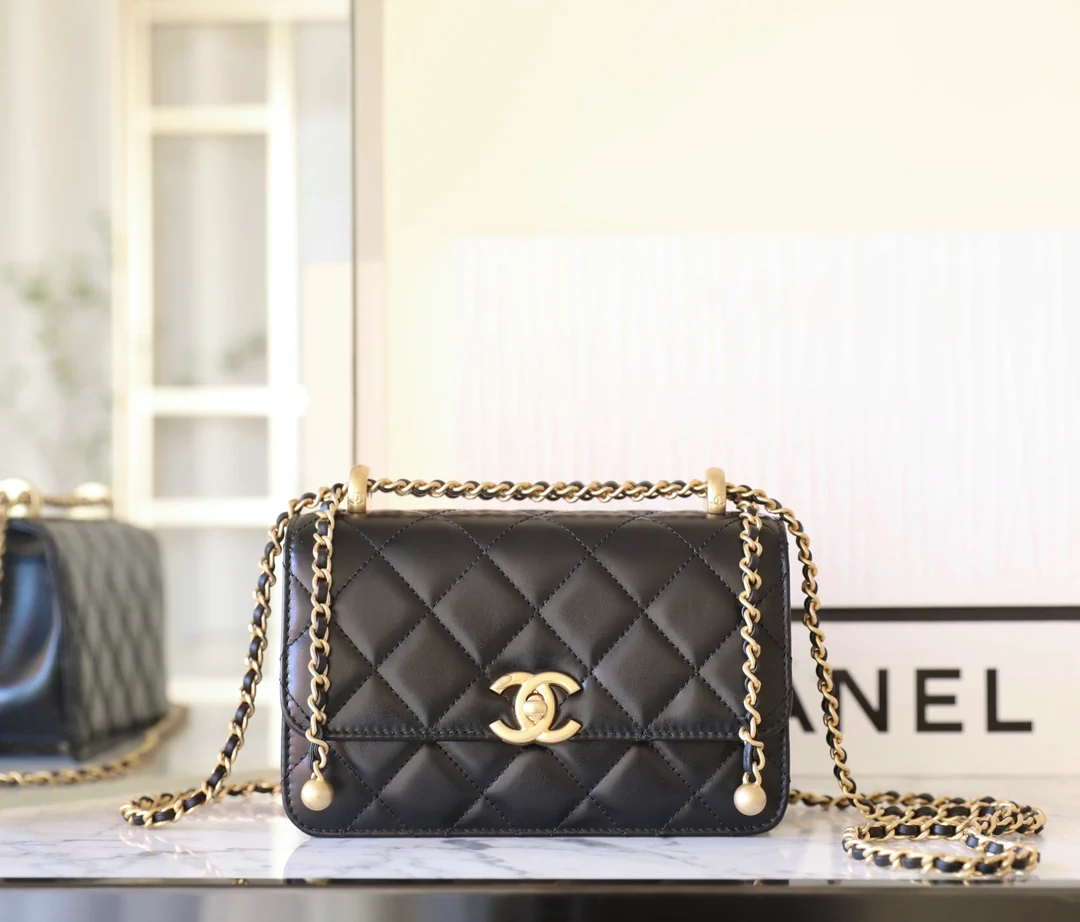 Маленькая черная сумка Chanel 24c с двойным золотым бисером и клапаном.