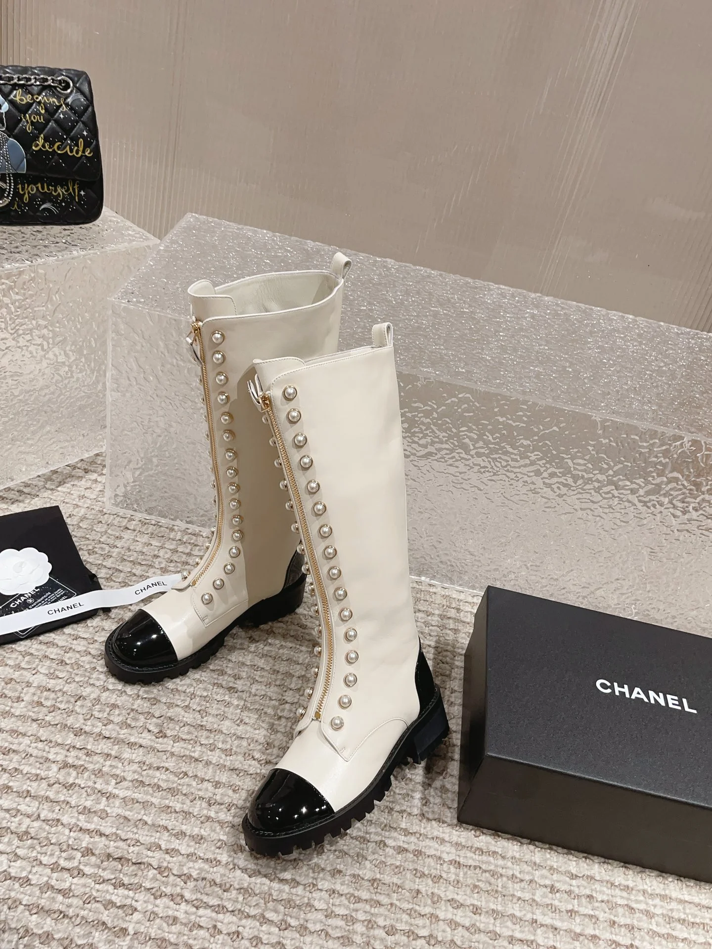 Новинка 2023 года от Chanel - Ботинки на молнии с жемчужной отделкой - Белые