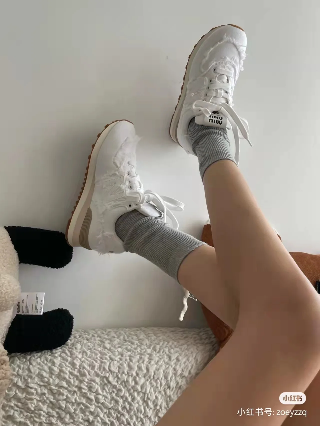 Повседневная обувь и кроссовки, созданные в сотрудничестве с Miu Miu.