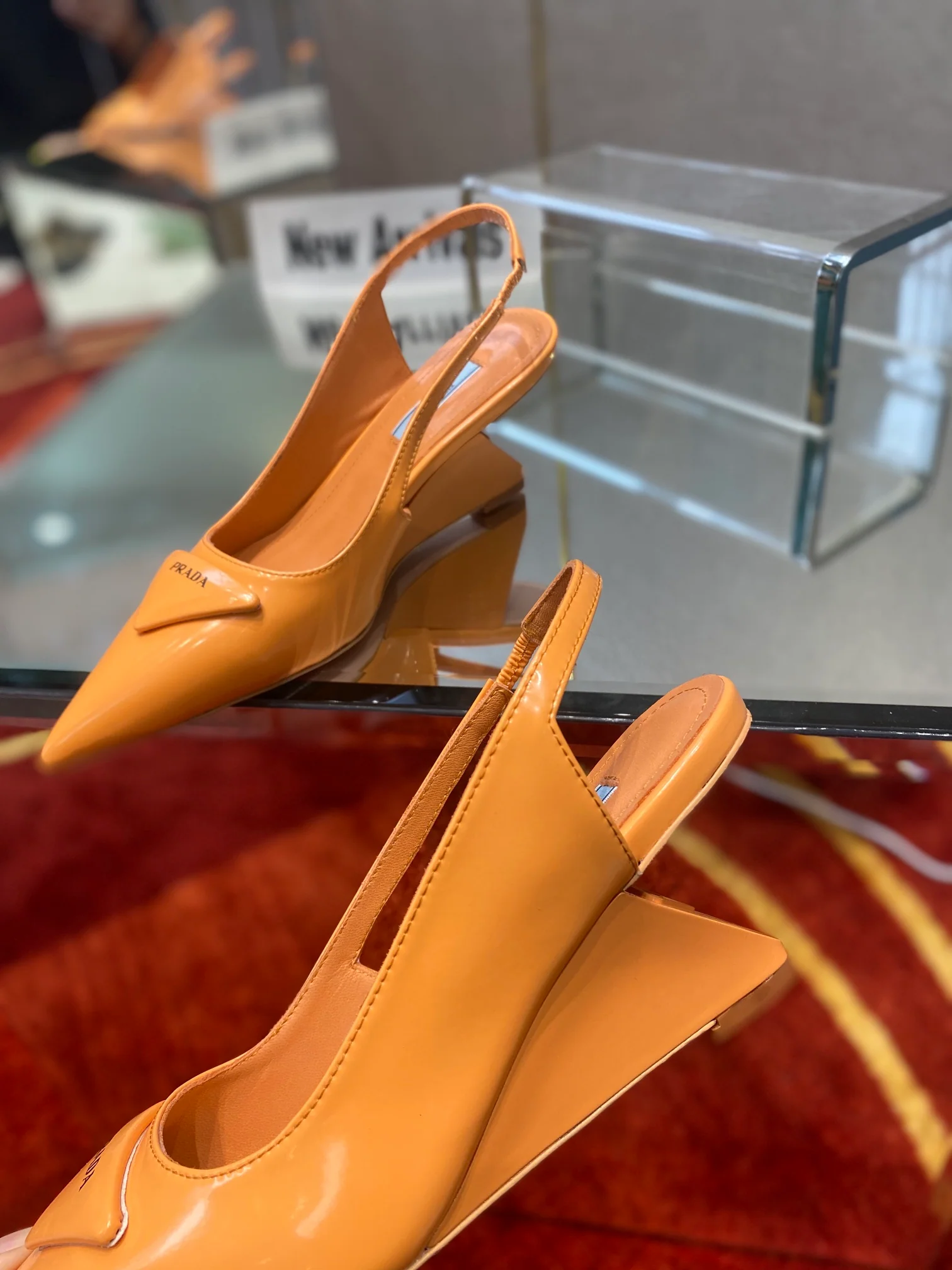 Обувь Prada - Prada - лакированные сандалии на низком каблуке - оранжевые