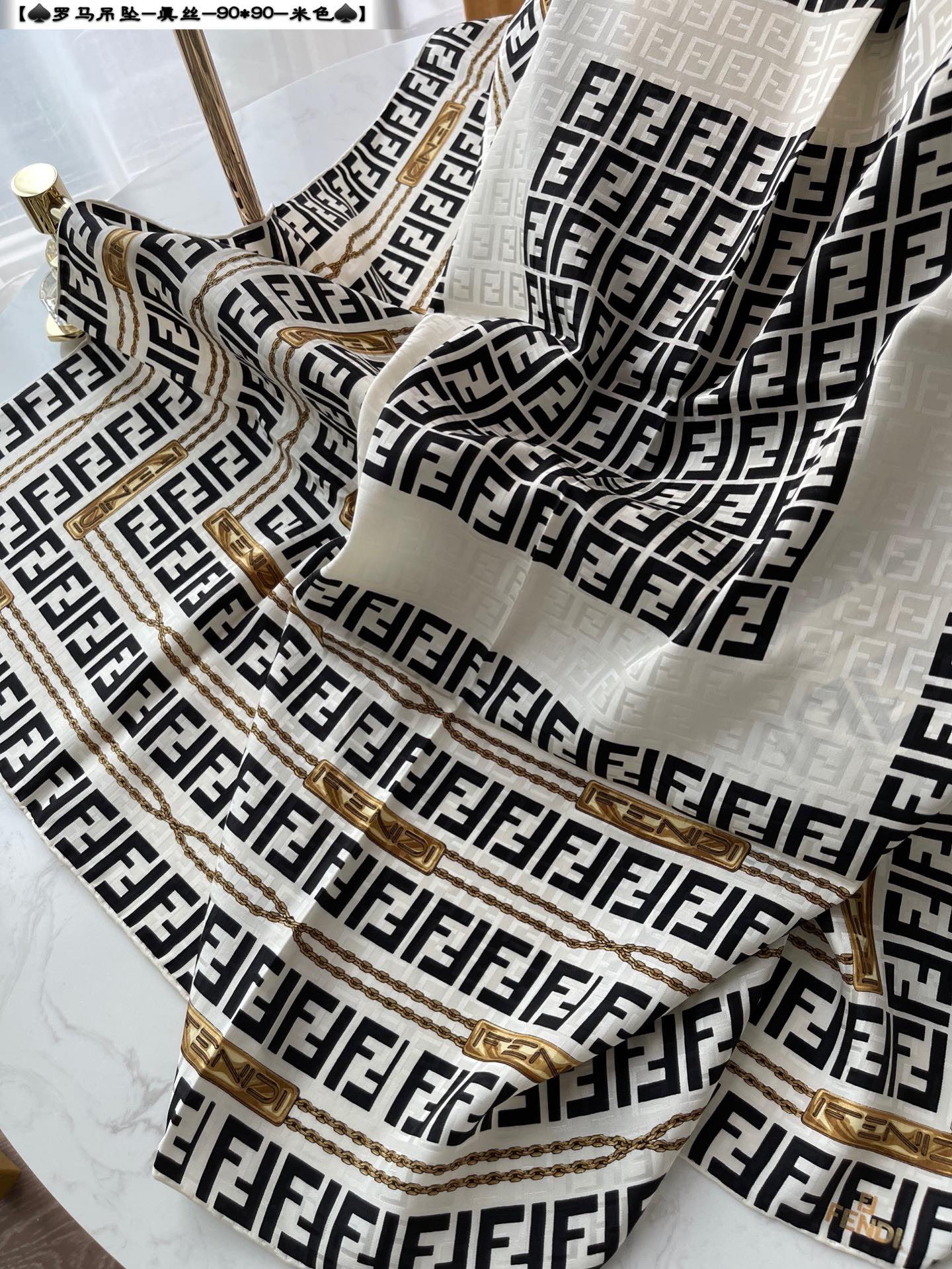 Fendi - Римский кулон с узором FF - Шелковый квадратный шарф