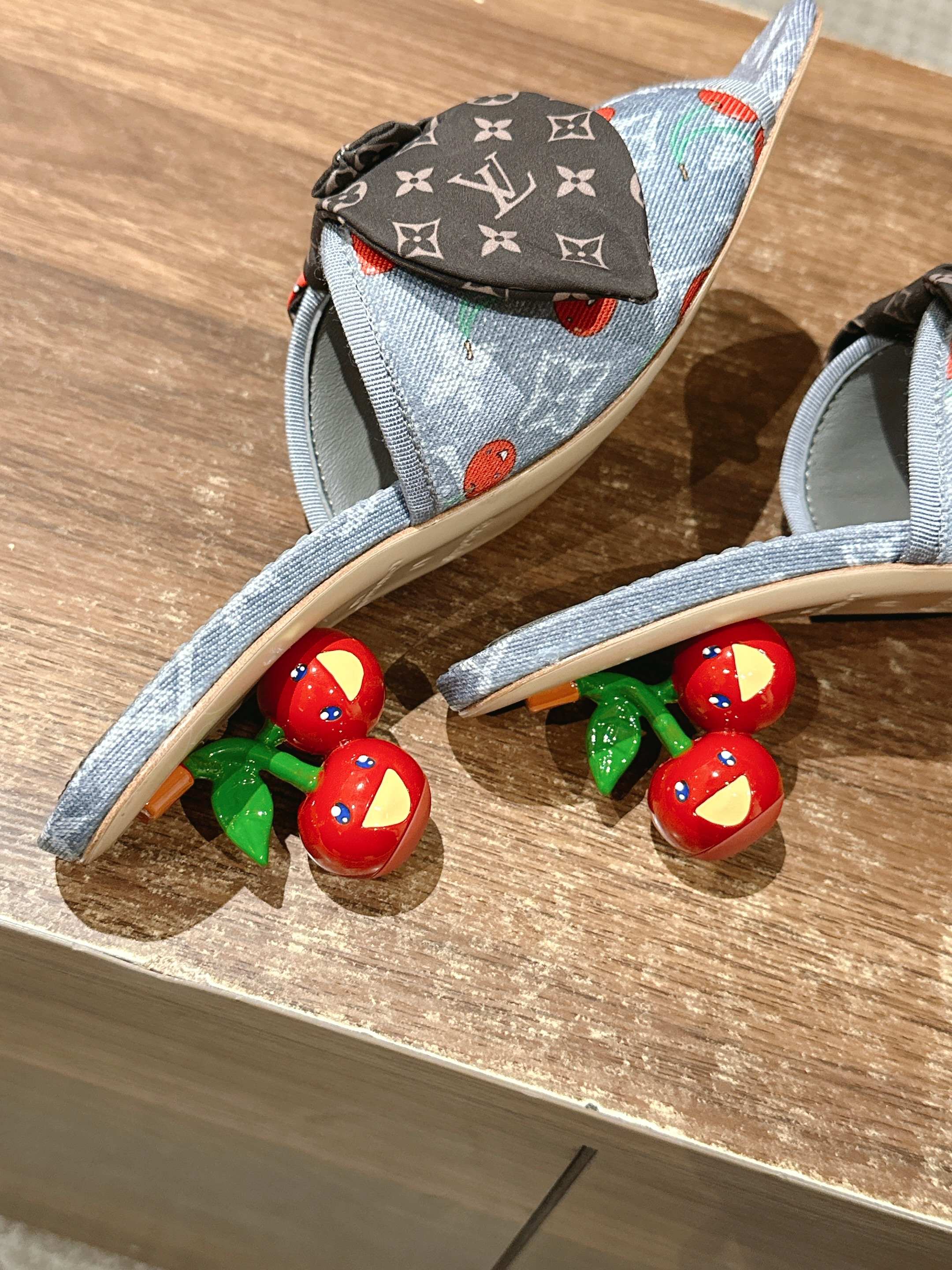 LV - Босоножки на низком каблуке с бантом и вишневым узором - Серые