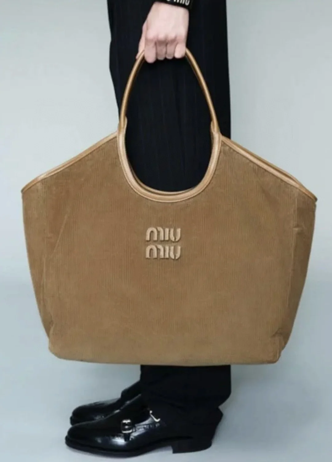 Сумка-тоут Miu Miu Ivy — на фото.