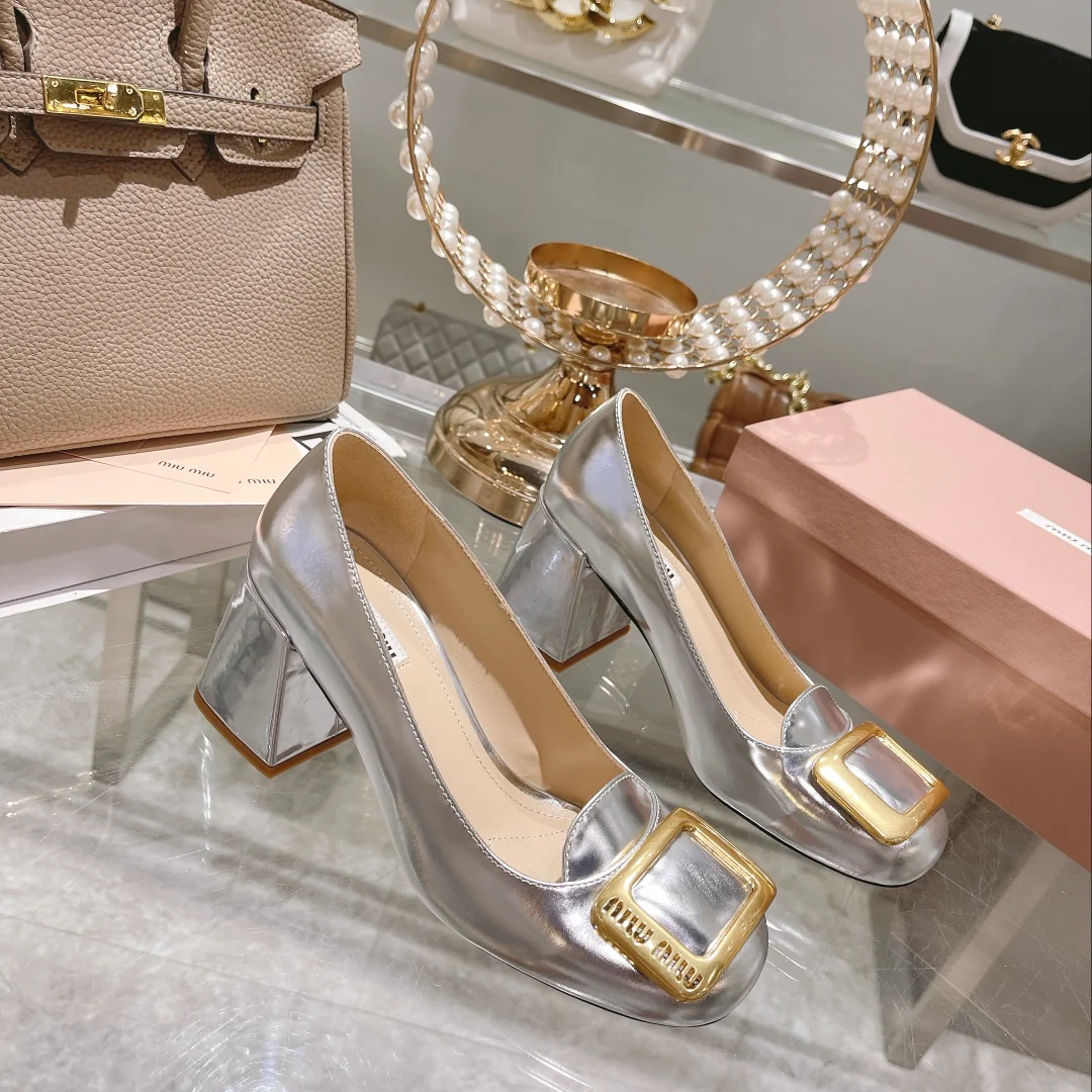 Новинка сезона осень/зима 2022 от Miu Miu - Туфли на массивном каблуке с квадратным носком - Серебристые