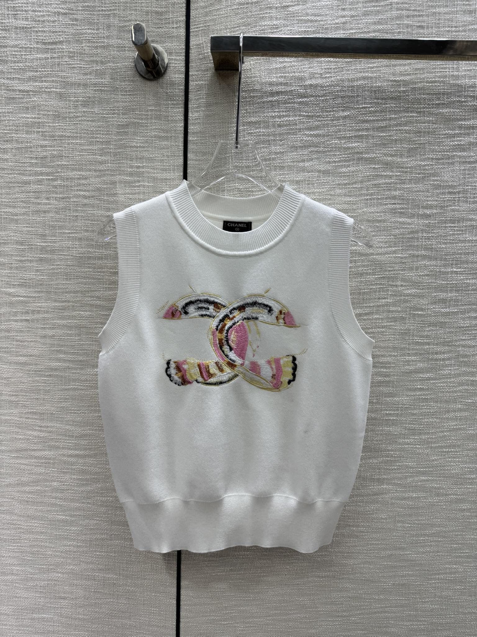 Вязаный жилет Chanel 2403 с вышивкой - белый