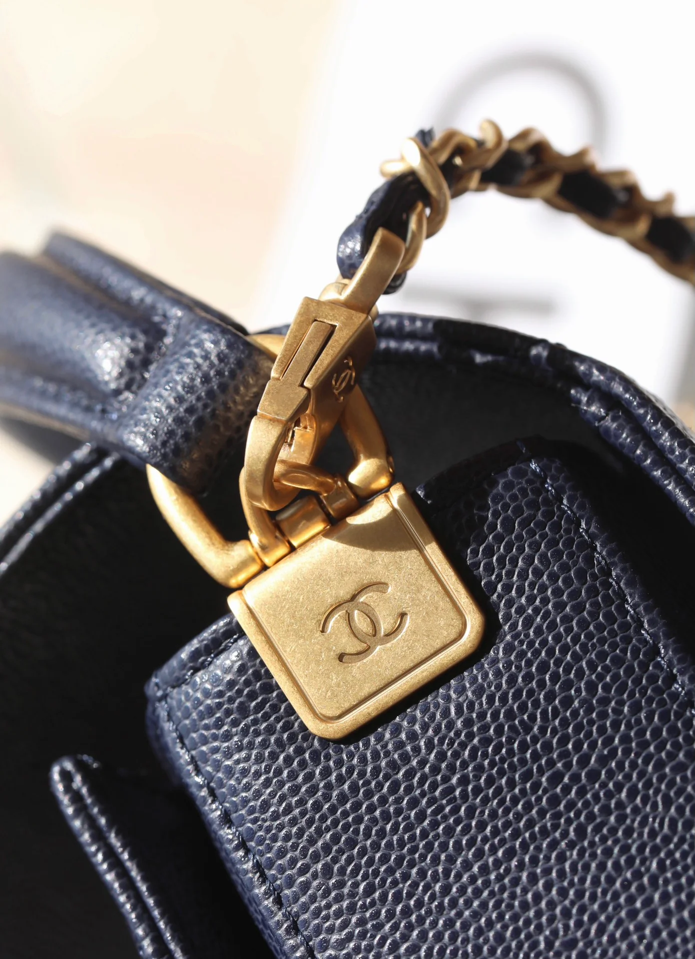 Сумка Chanel Medium Handle Flap Bag - синяя