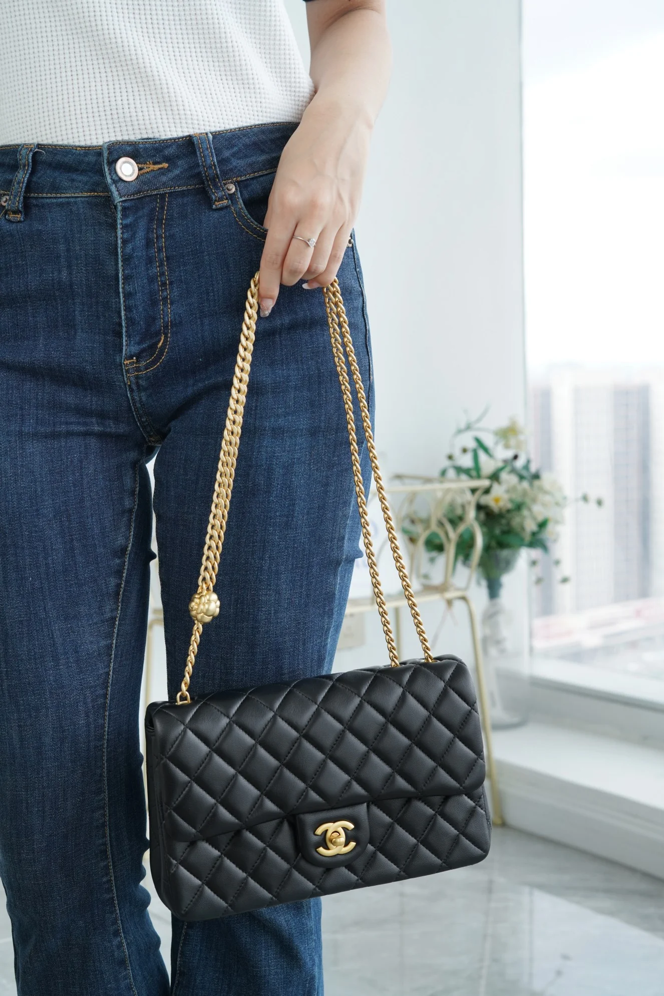 Коллекция Chanel Весна/Лето 2023 - Сумка с регулируемой пряжкой Camellia - CF Flap Bag - Черная - Маленькая