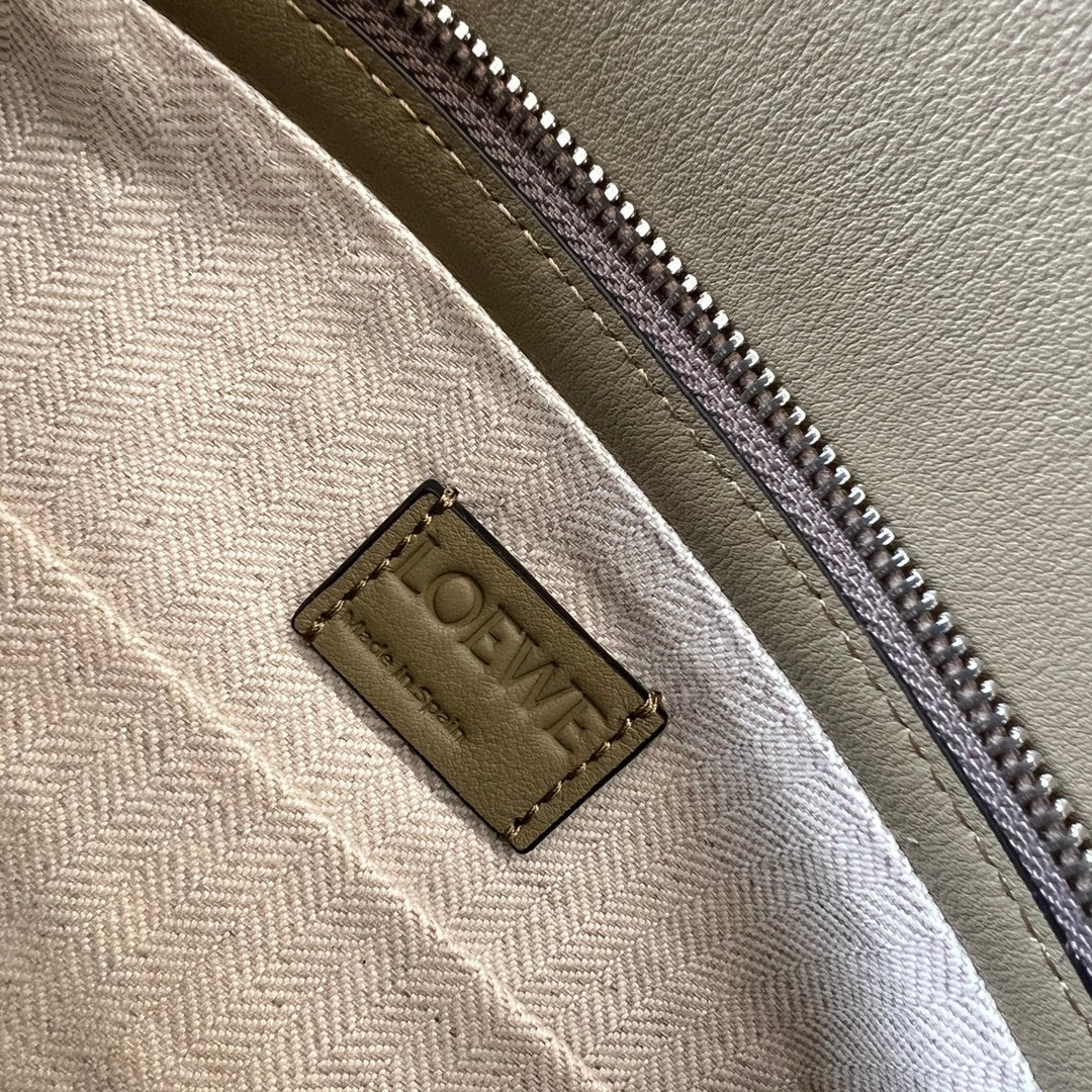 Сумка-хобо Loewe Puzzle из кожи наппа, бежевая.