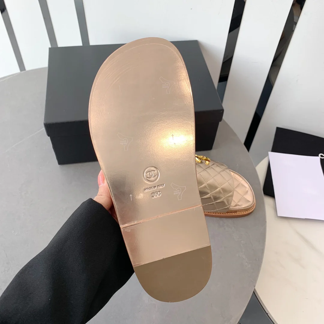 Новинка сезона осень/зима 2022 от Chanel - Тапочки из овечьей кожи - Золотистые