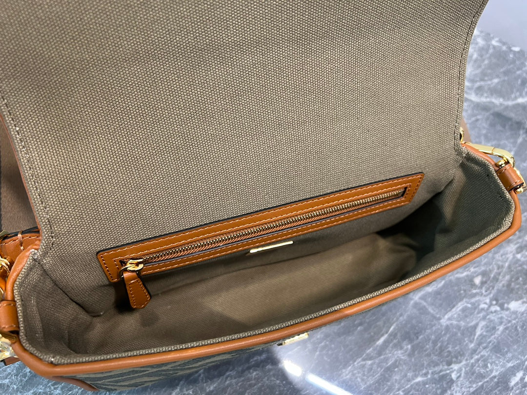 Сумка Fendi Baquette - вышивка из выстиранного денима.