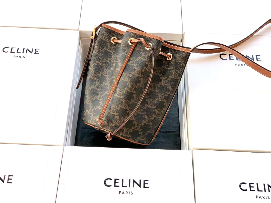 Маленькая холщовая сумка Celine Triomphe на завязках - желто-коричневая с монограммой.