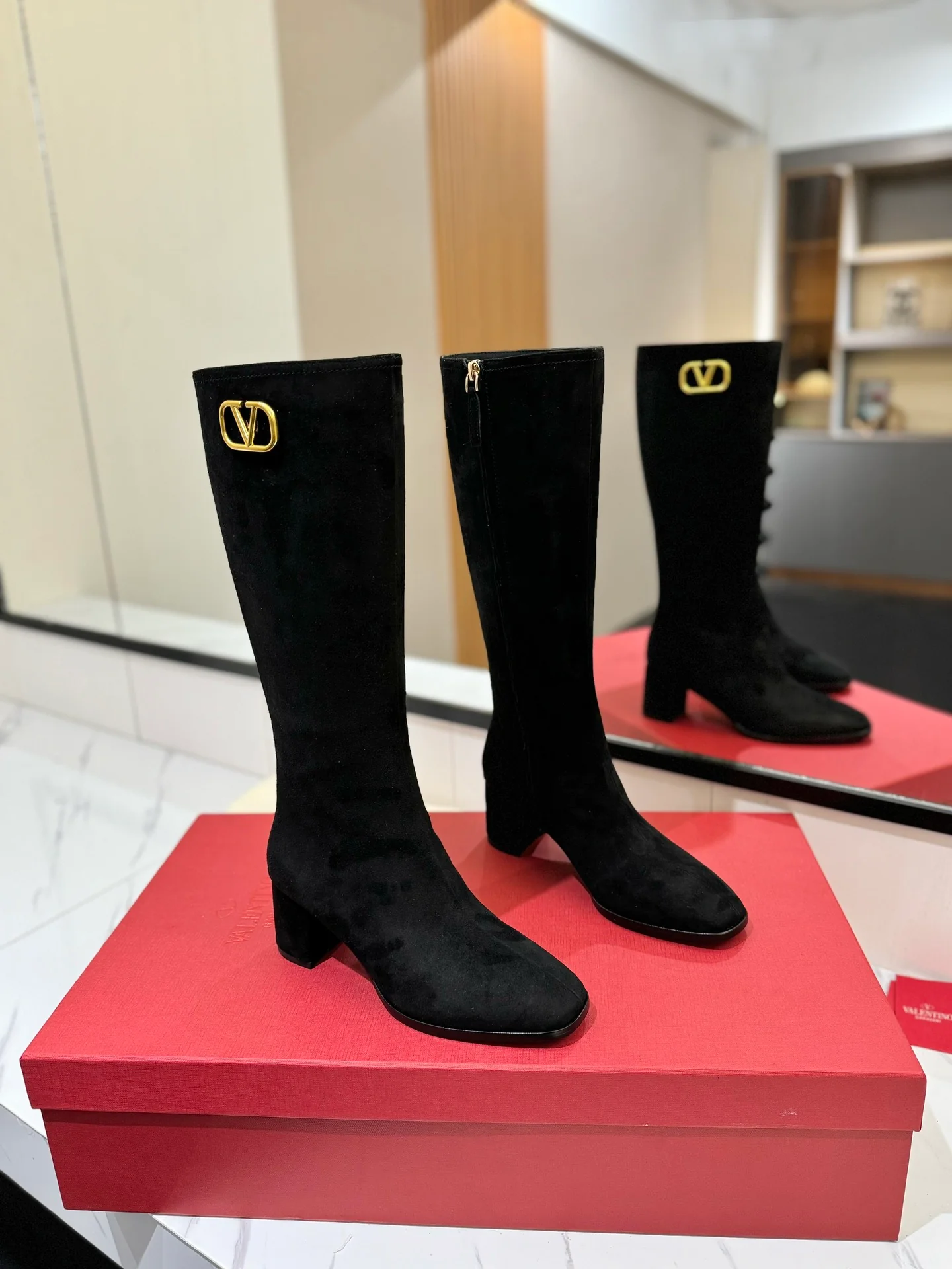 Ботинки для верховой езды Valentino 2024 с маленькой V-образной пряжкой и логотипом - Черные - 1