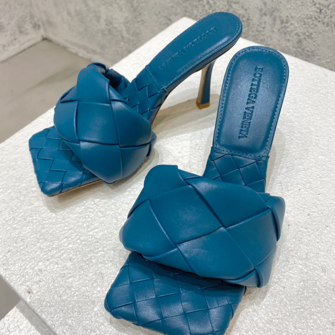 Новинка сезона весна/лето 2021 от BV - Плоские плетеные сандалии на шпильке - Синие