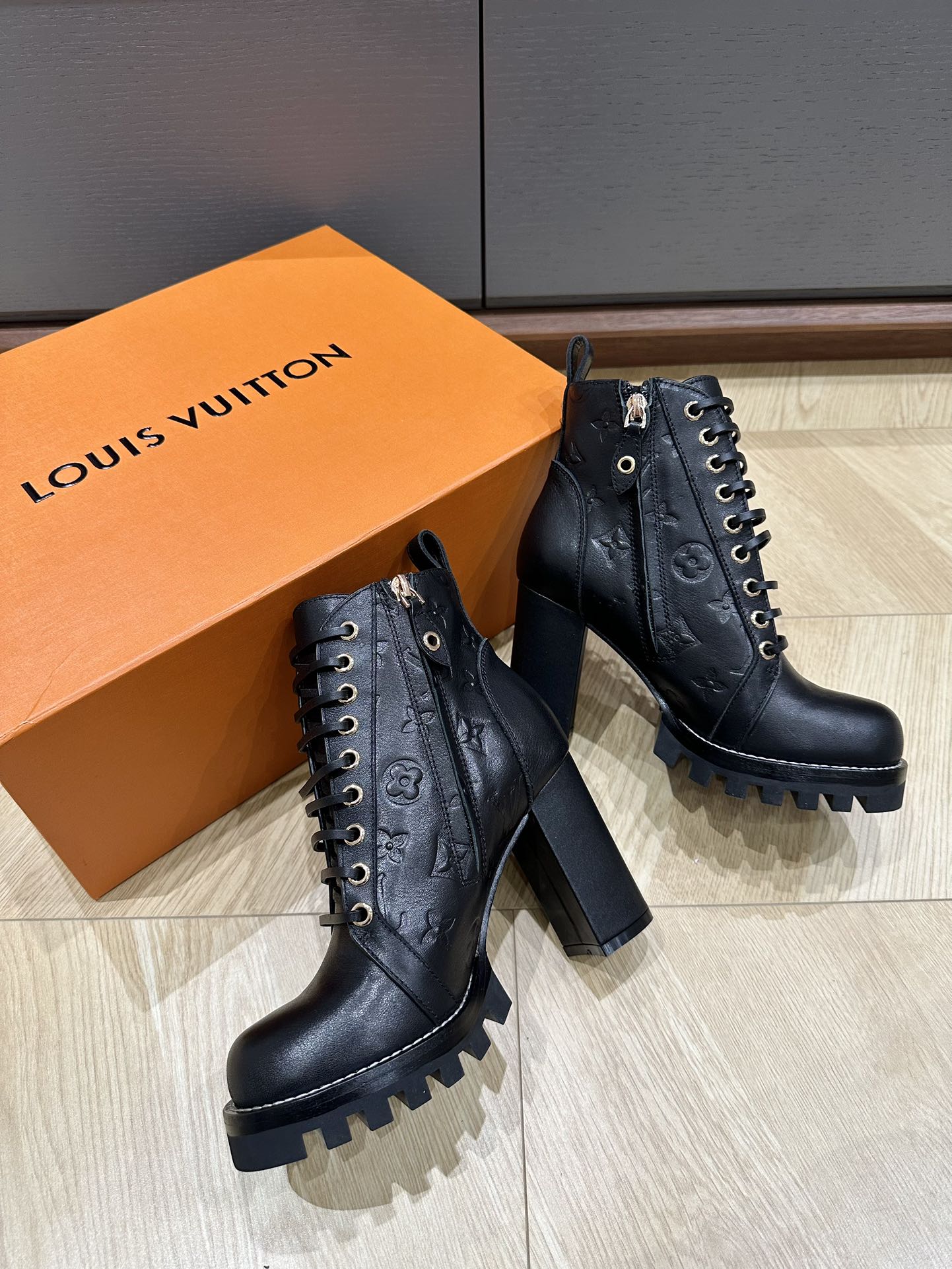 LV-2024 - Ботильоны на высоком каблуке - Черные