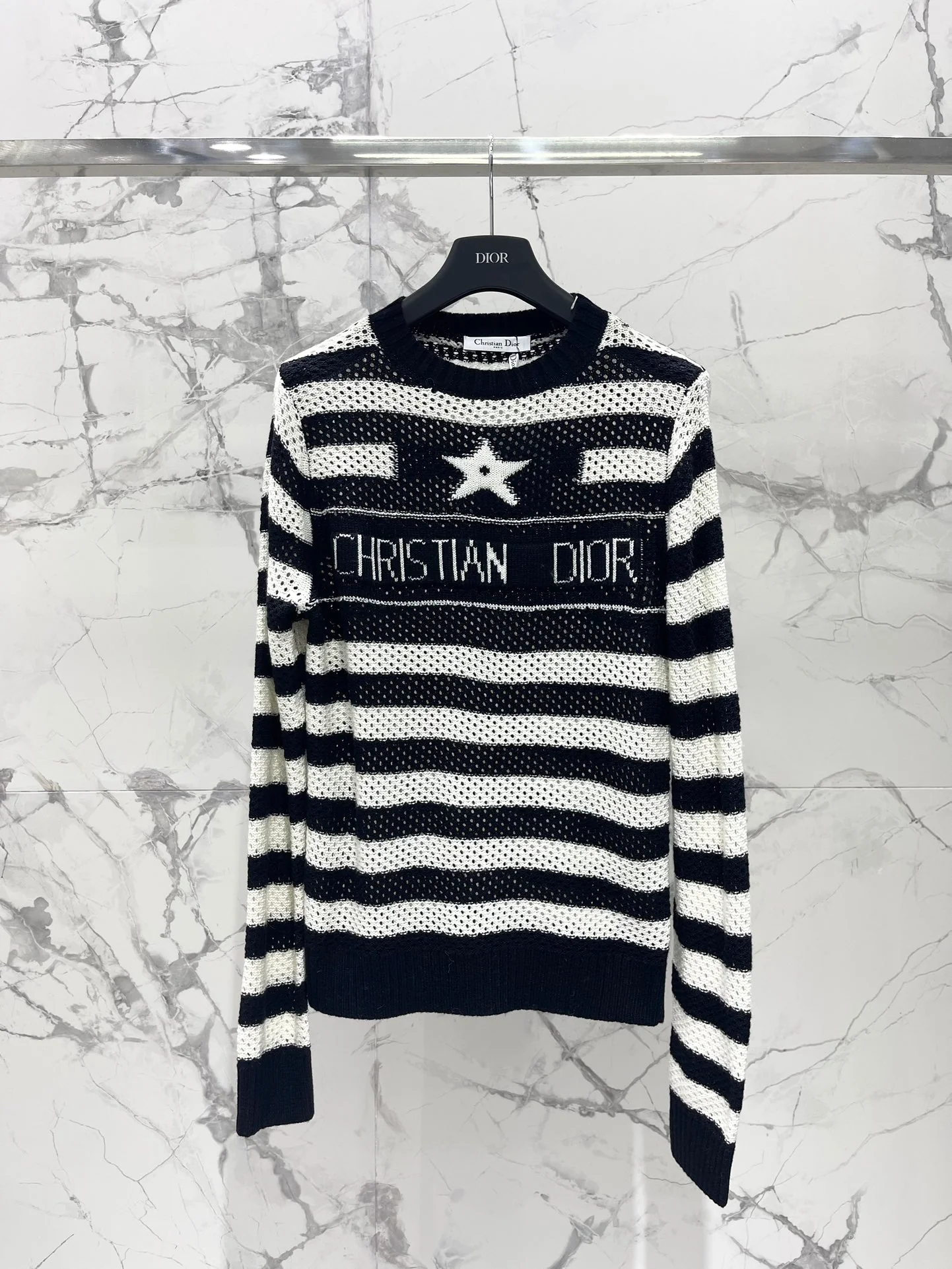 Dior 2403 - Новый трикотаж из жаккарда с ажурным полосатым узором в виде букв.