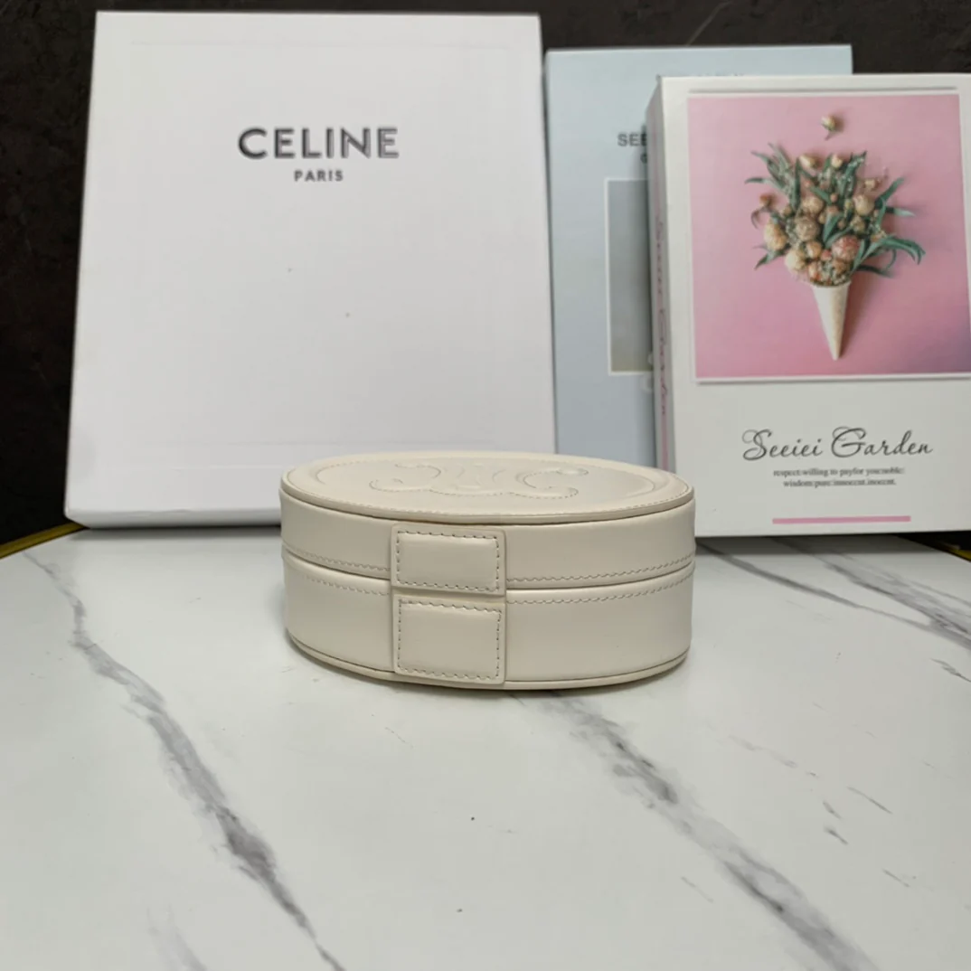 Мини-сумочка Celine в форме лунного пирога, белая.