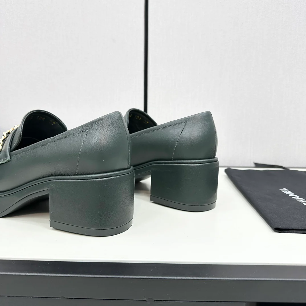 Кожаные туфли на платформе Chanel 2024 — темно-зеленые