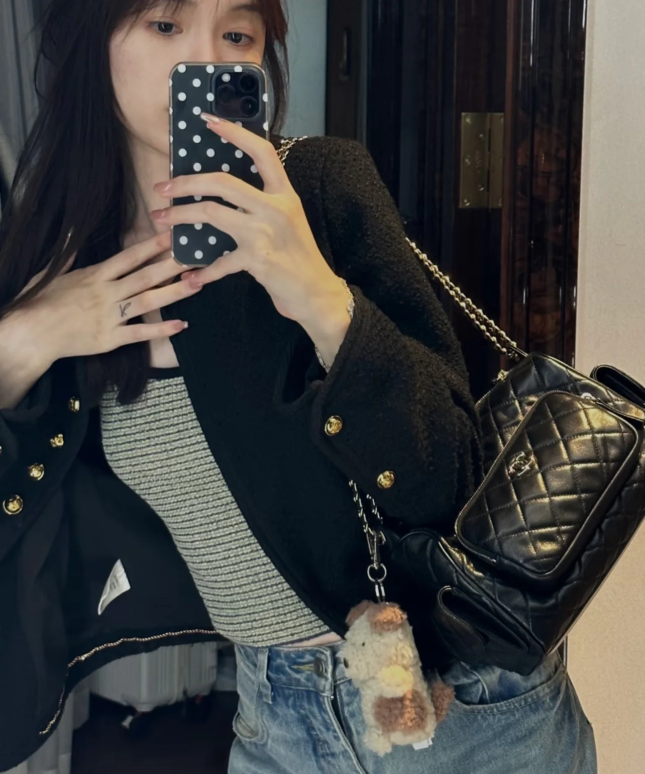 Большая многофункциональная сумка для фотоаппарата Chanel из 24-каратного золота — черная.