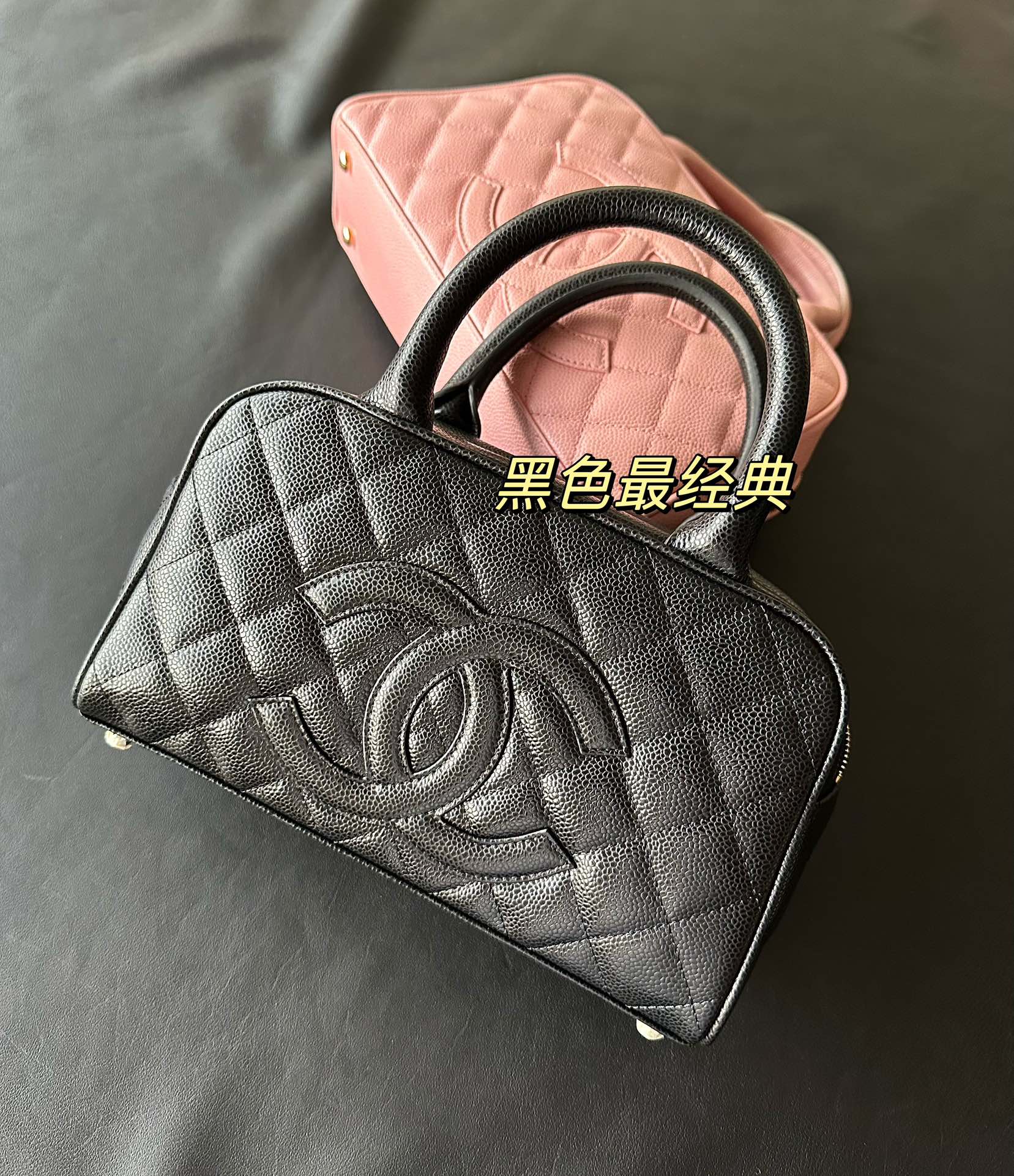 Винтажная сумка-боулинг Chanel из икры, розовая.