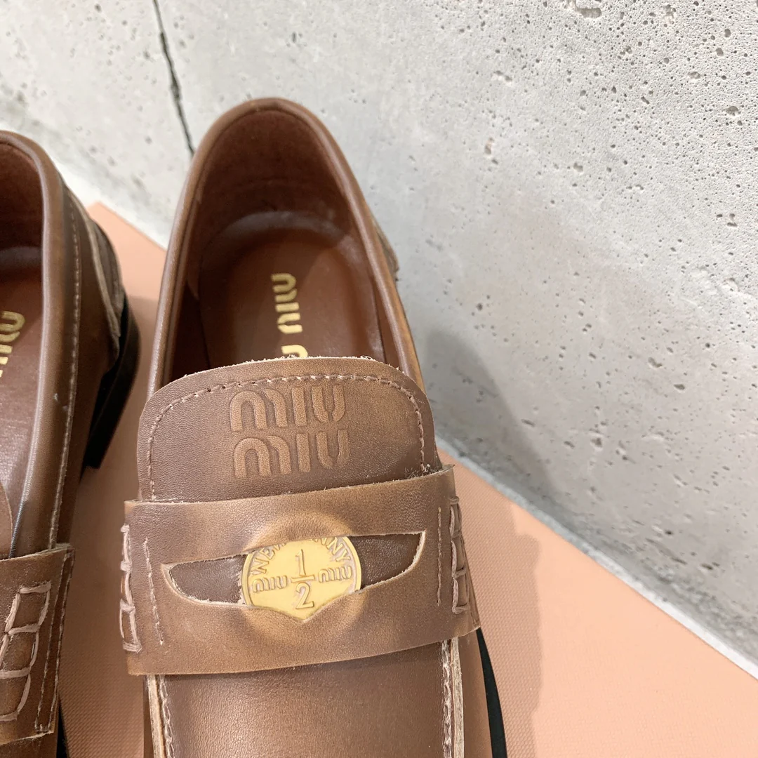 Miu Miu - Винтажные лоферы с ворсистой поверхностью и золотыми монетками