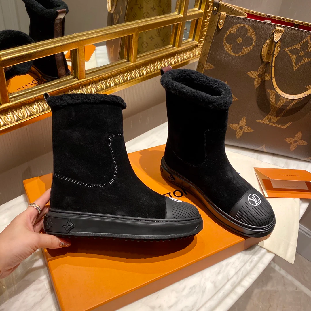 Обувь LV - сапоги LV до середины икры с внутренней подкладкой.
