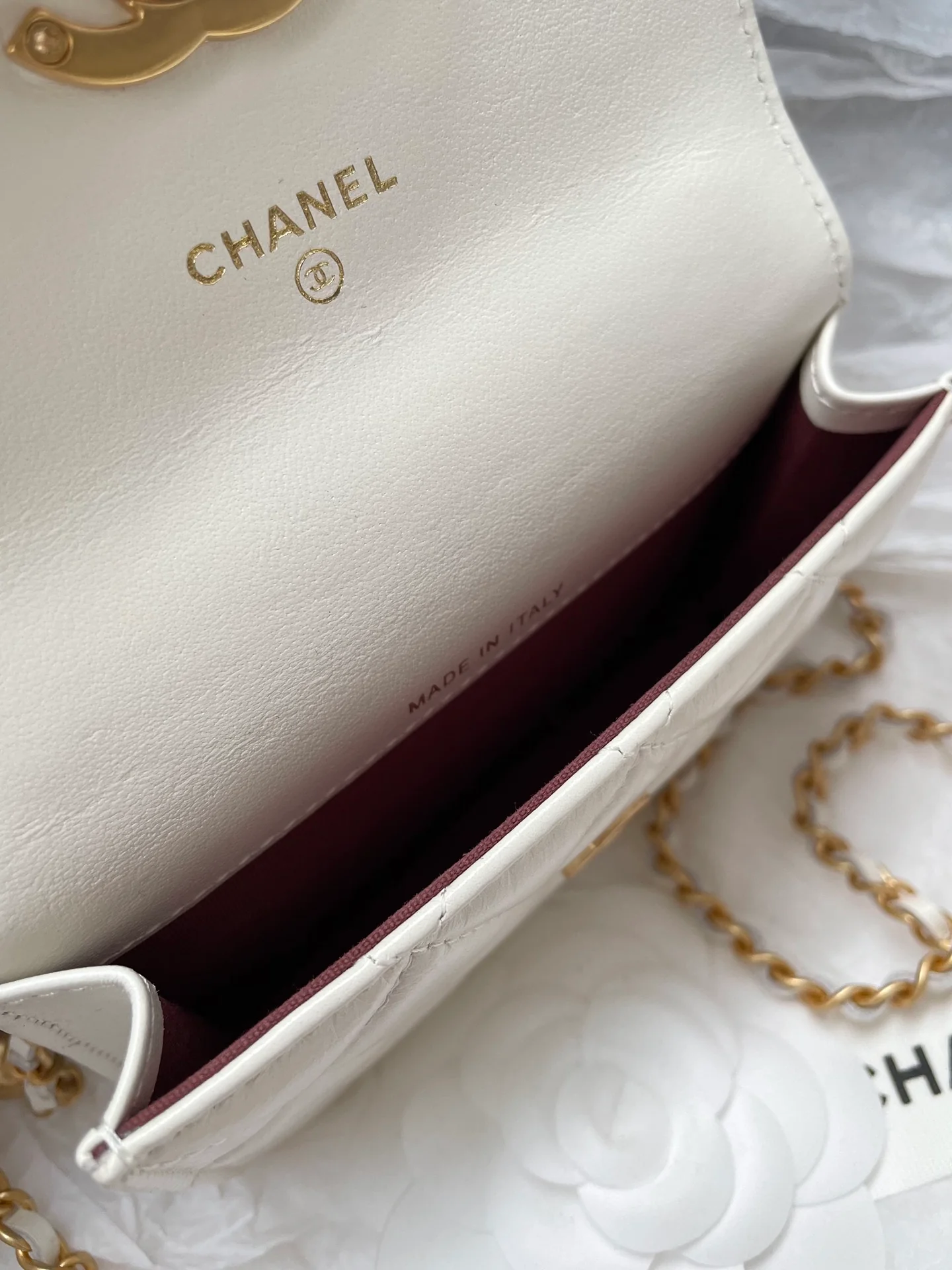 Кардхолдер Chanel с двойной золотой цепочкой и шариками - белая кожа.