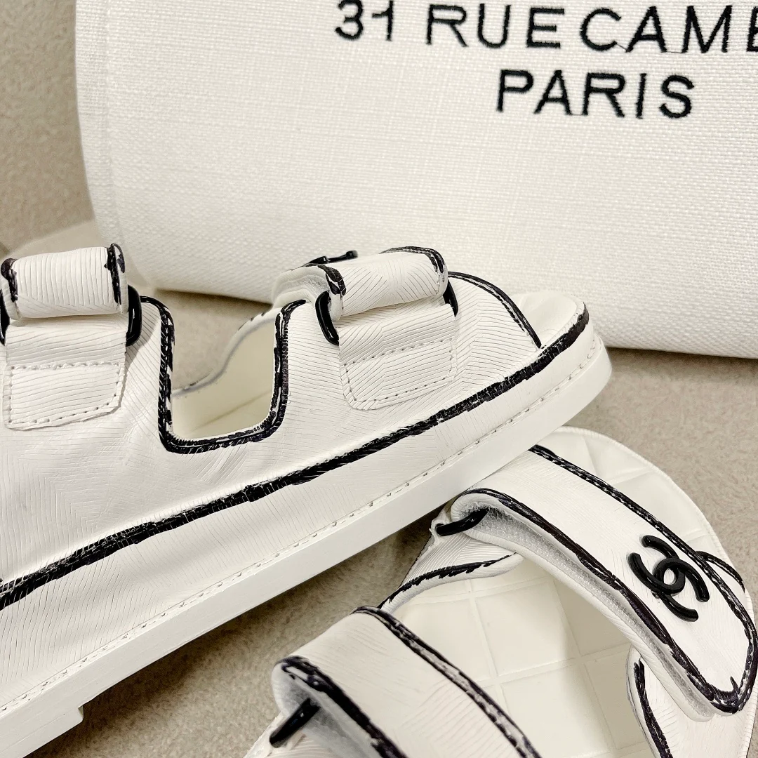Chanel - Белые кожаные сандалии