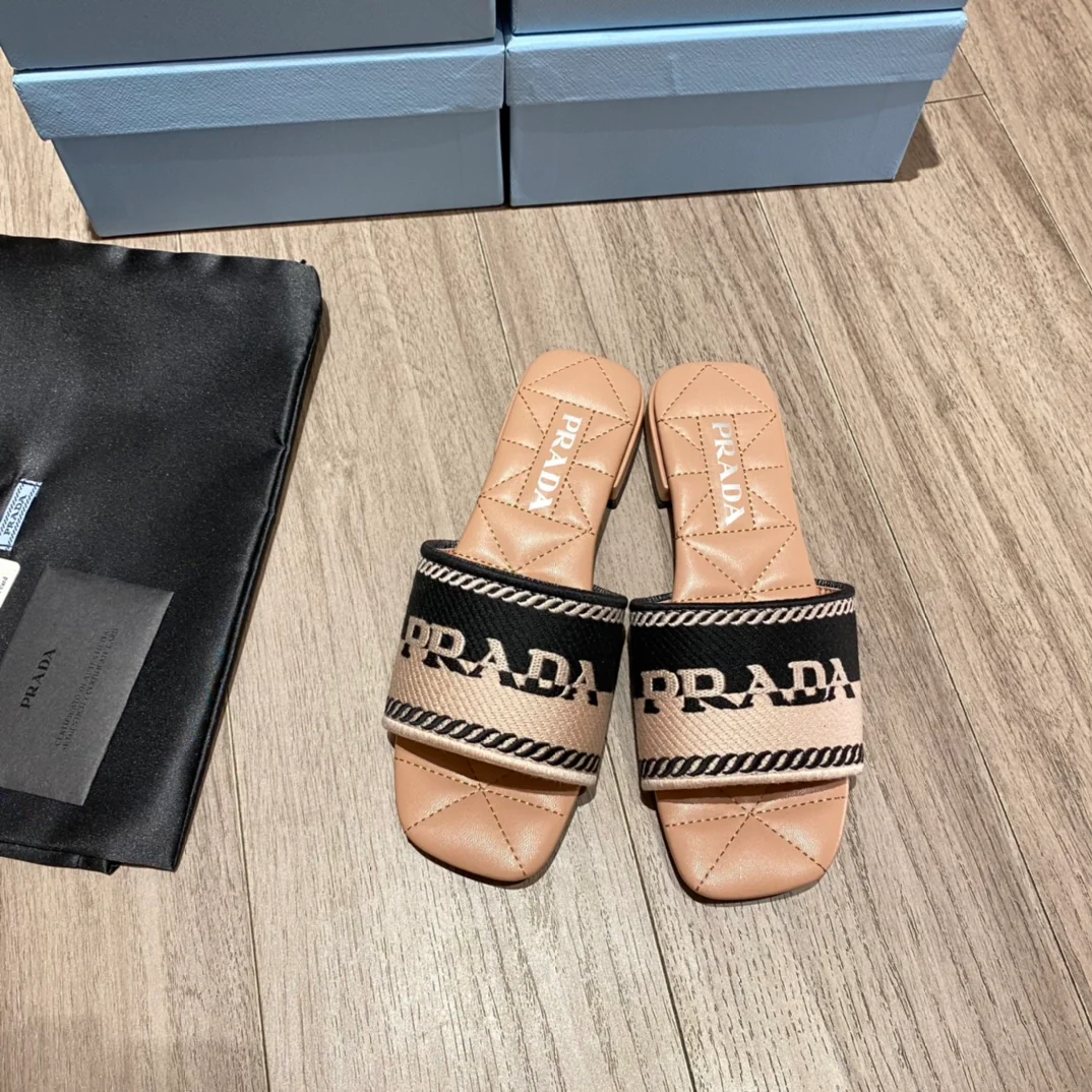 Prada - Вышитые тапочки