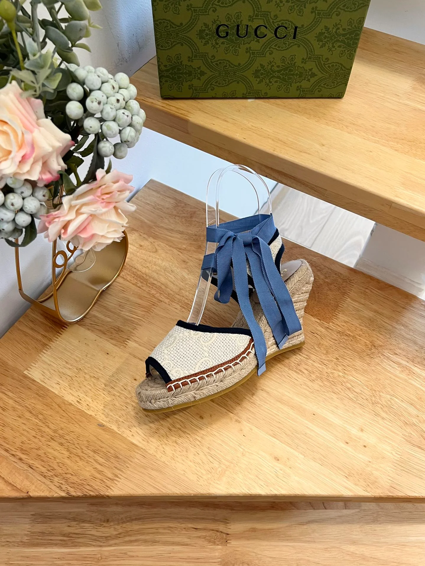 Новые поступления Gucci ранней весной 2023 года: туфли на ремешках из льняной парусины, сандалии на танкетке, джинсовые туфли на шнуровке.
