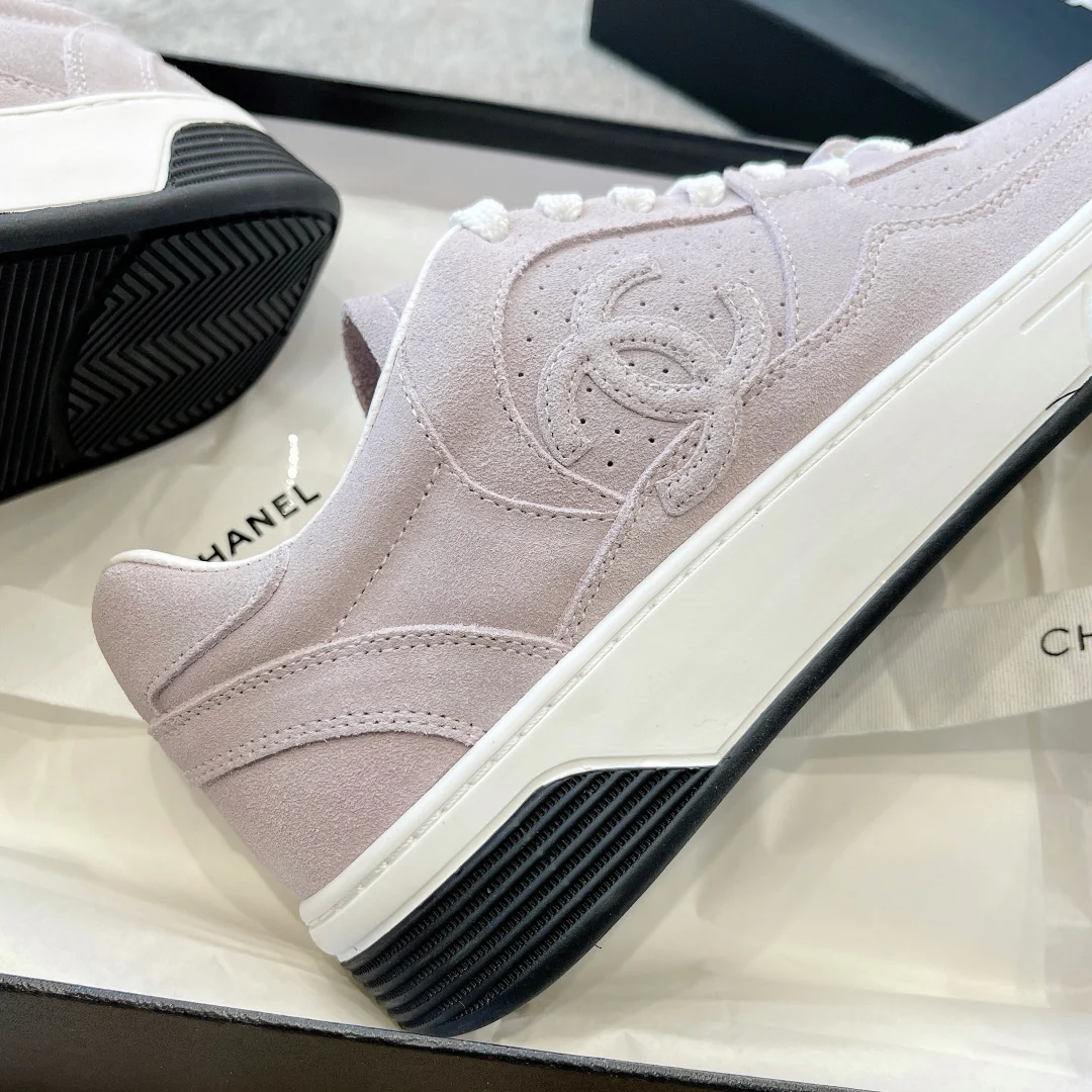 Новинка сезона весна/лето 2023 от Chanel - Кроссовки из телячьей кожи - Телесно-фиолетовые
