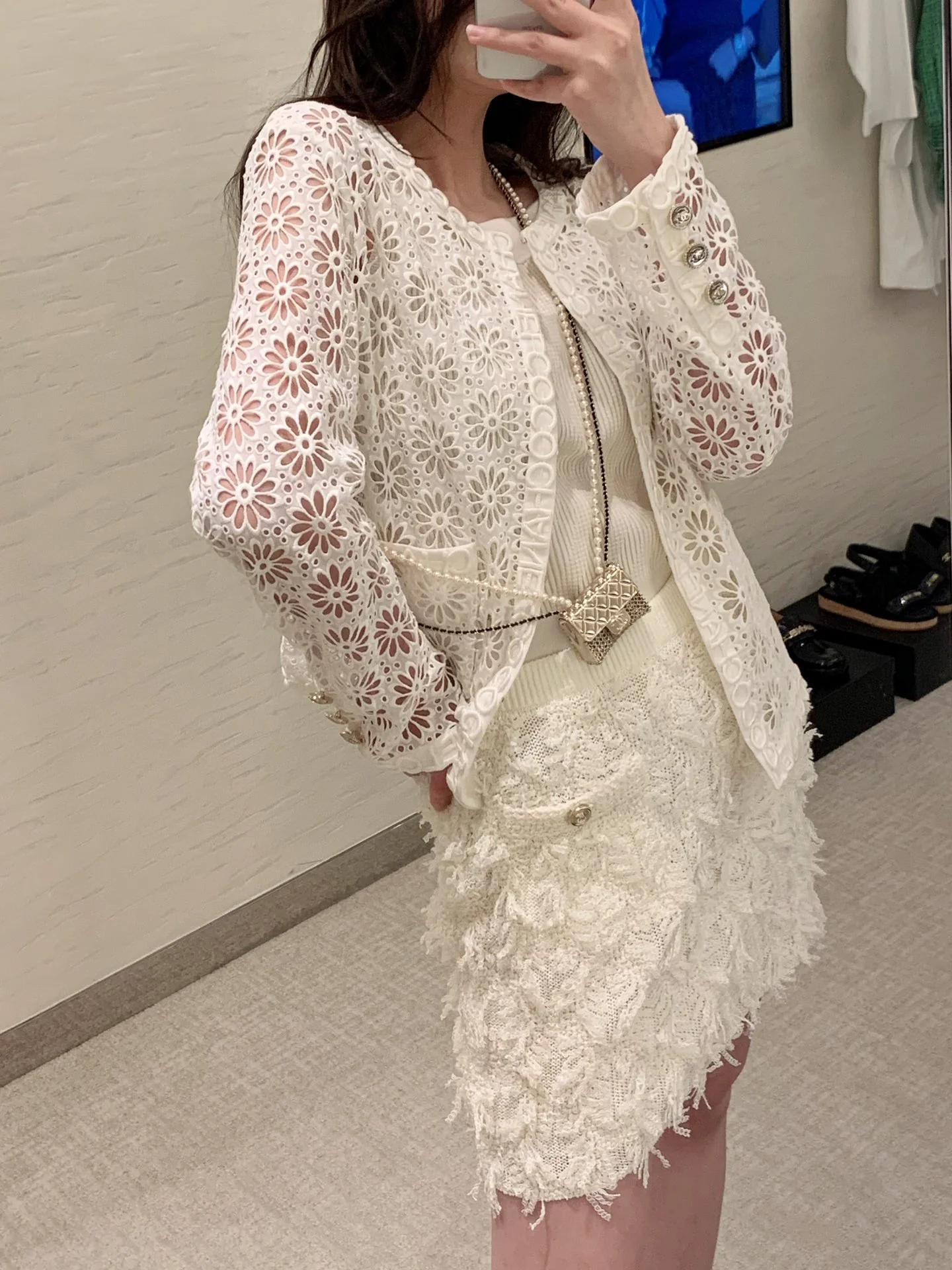 Металлическая сумка Chanel с жемчужной цепочкой