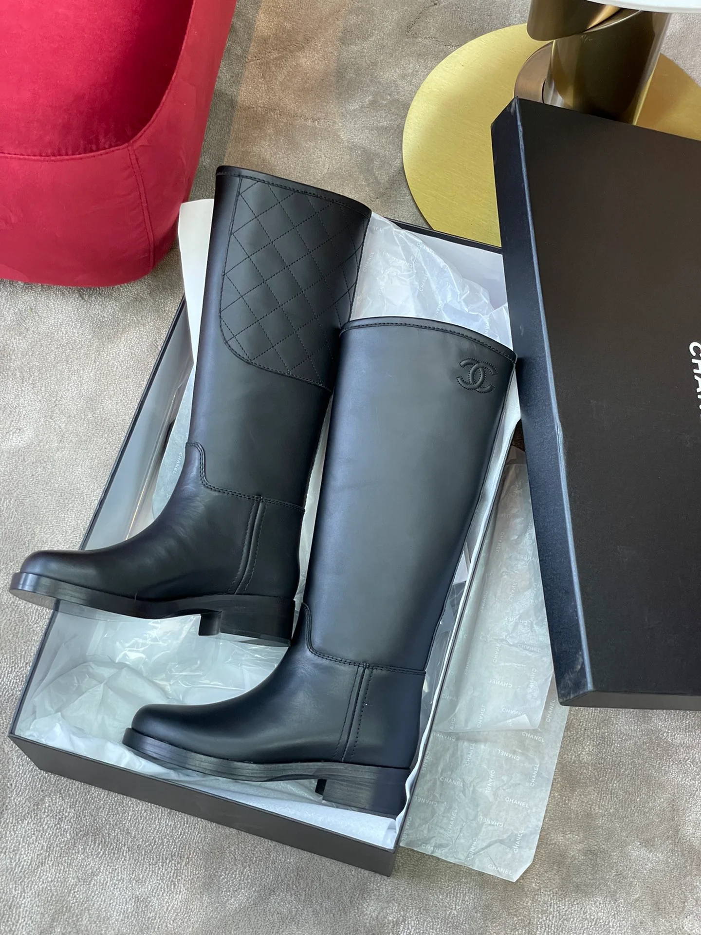 Стеганые кожаные ботинки Chanel 22a с двойной вышивкой в ??виде логотипа C, изготовлены из телячьей кожи, размер 35-41.