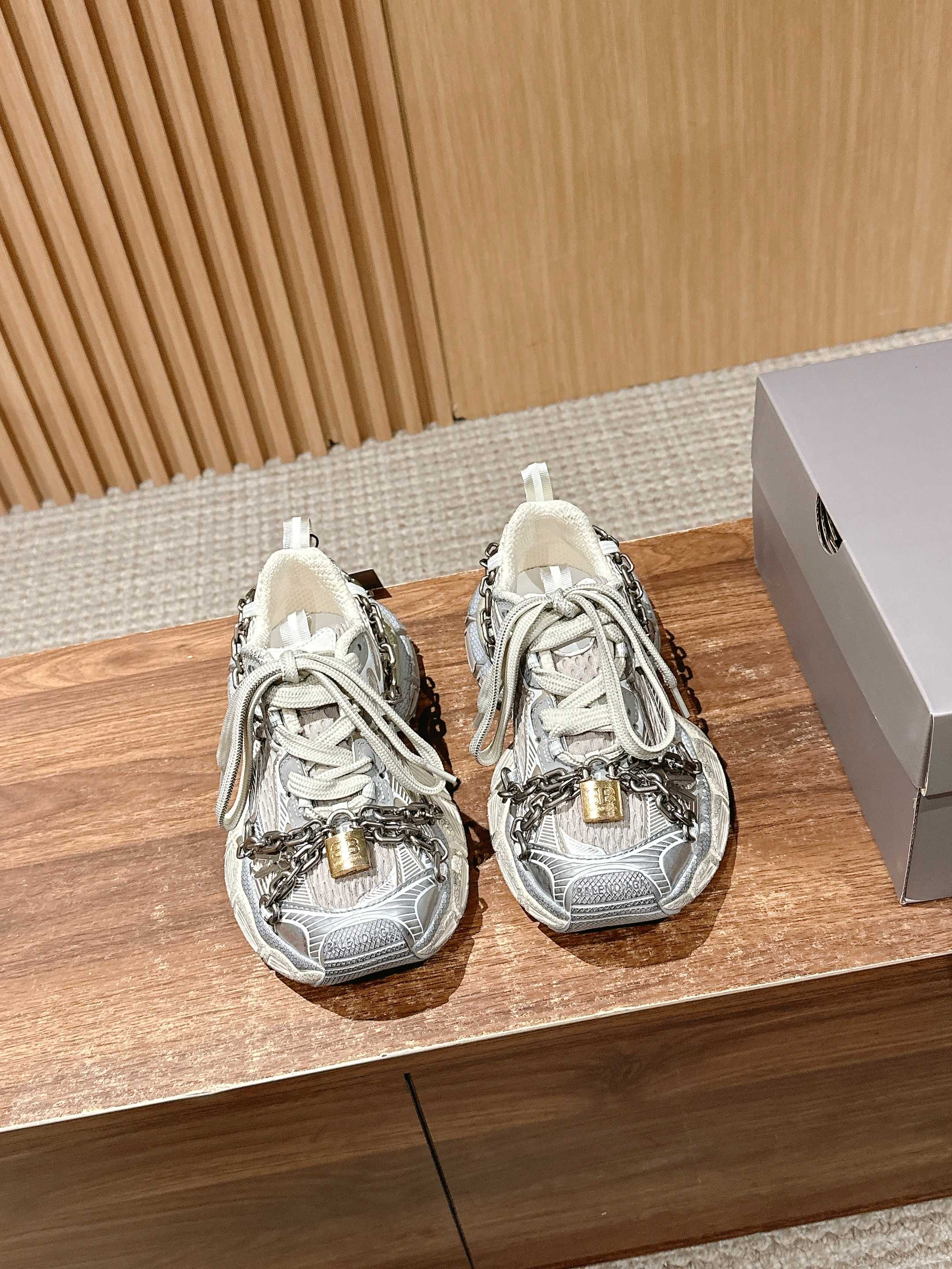 Массивные кроссовки Balenciaga — парный стиль — серебристые