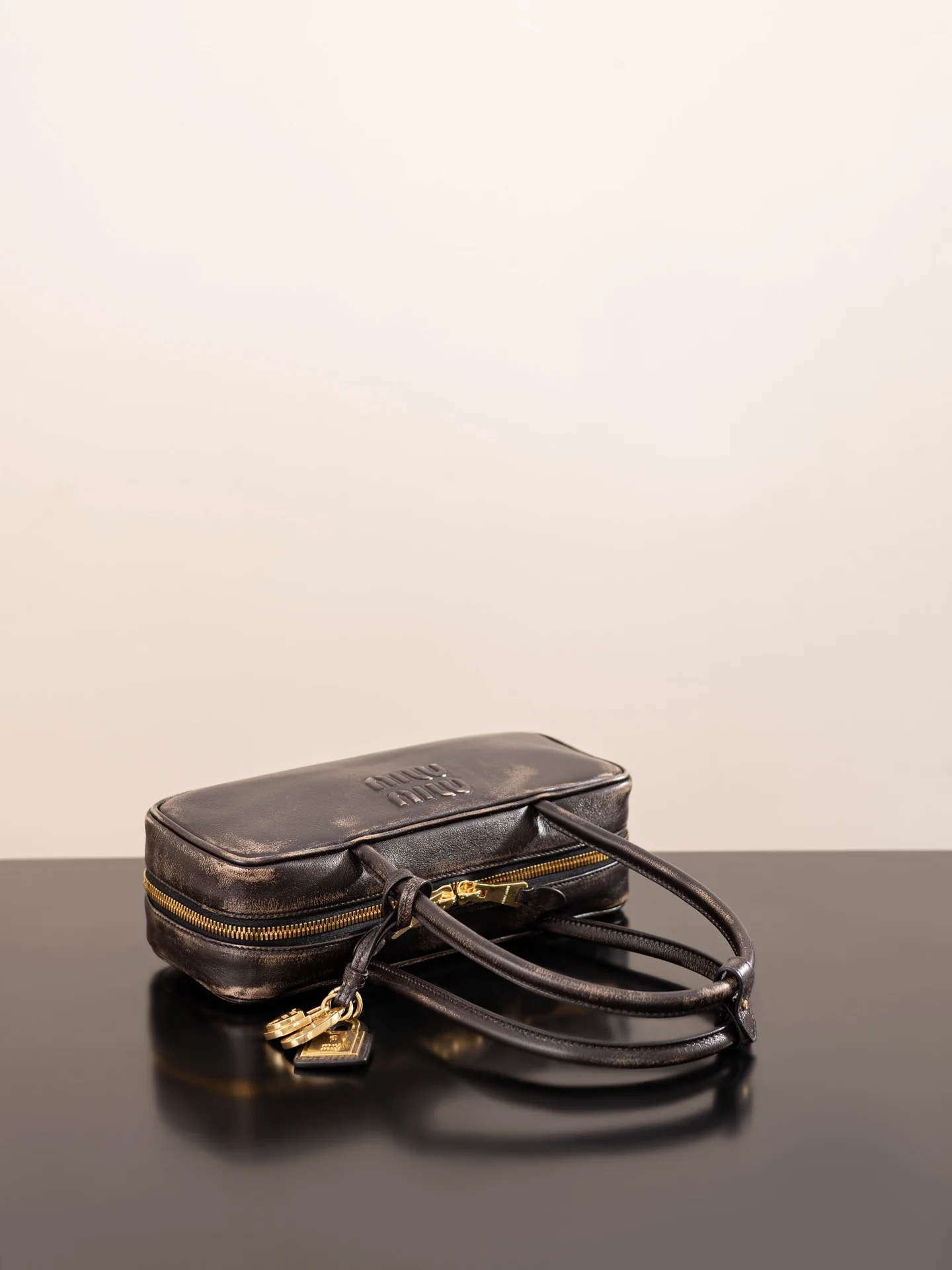 Miu Miu - Маленькая сумочка из овечьей кожи - Отделка под старину