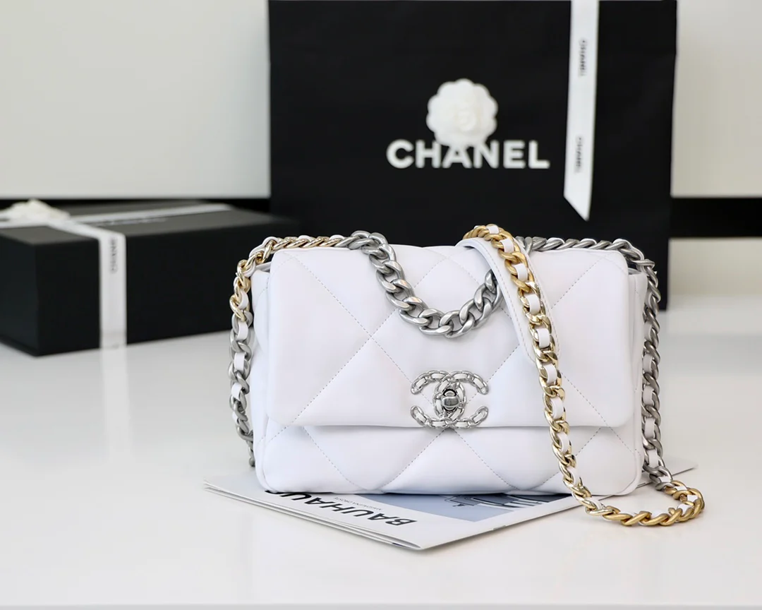 Сумка Chanel 19 — белая с серебристой фурнитурой — маленькая